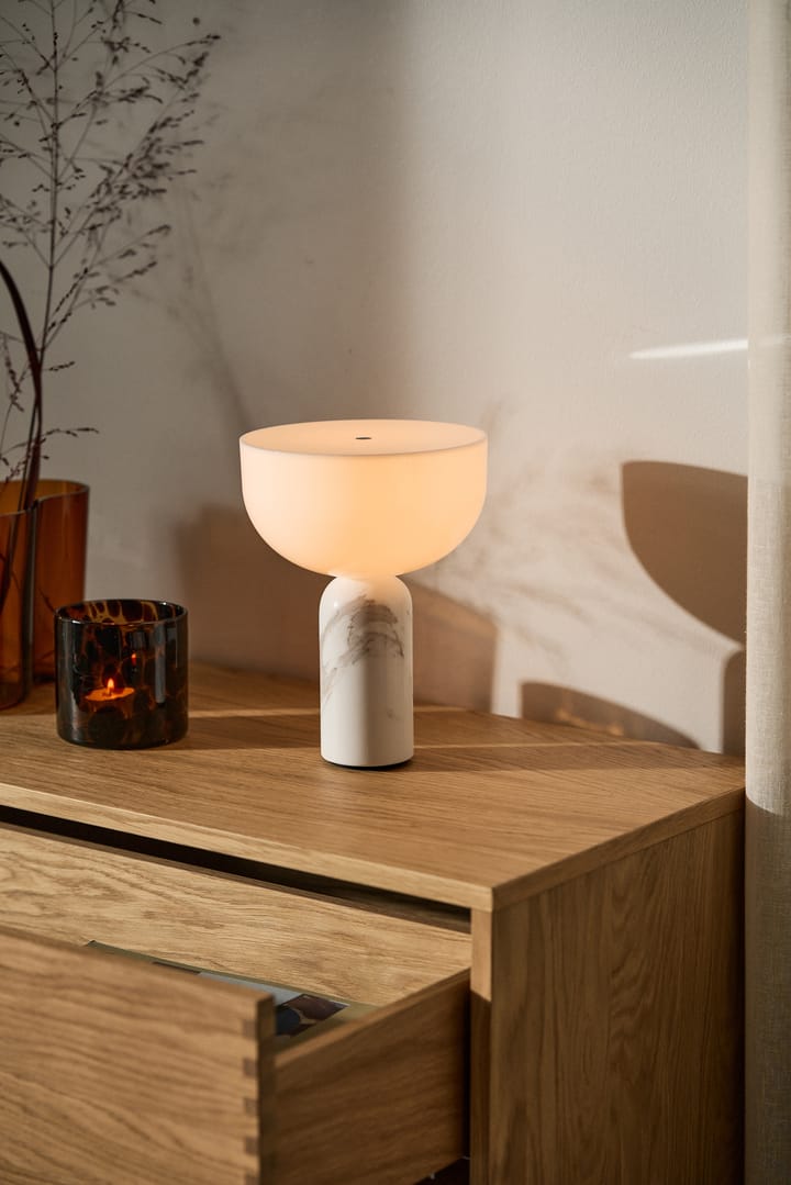 Lámpara de mesa portátil Kizu, White marble New Works