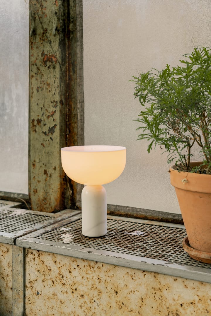 Lámpara de mesa portátil Kizu, White marble New Works