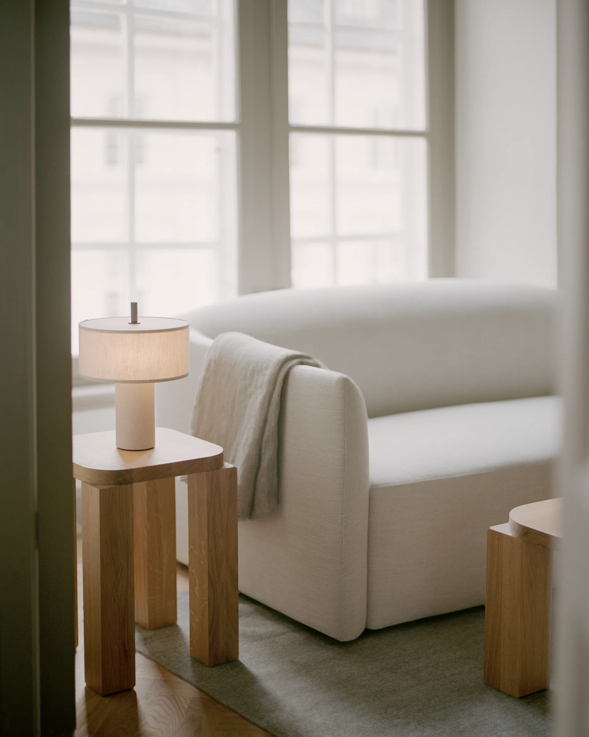 Lámpara de mesa portátil Margin, Beige New Works