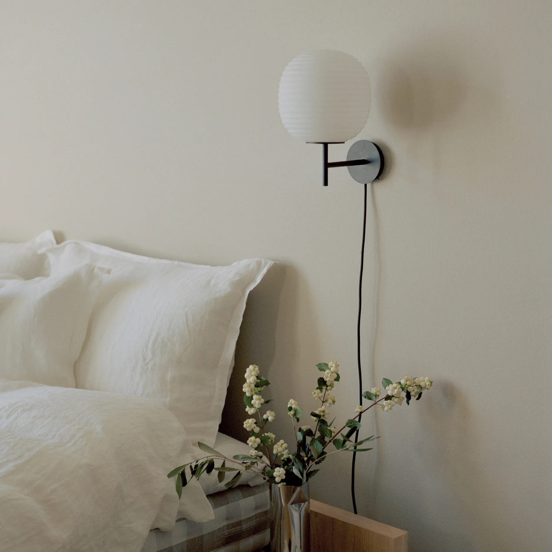 Lámpara de pared Lantern small, Frosted White opal glass New Works