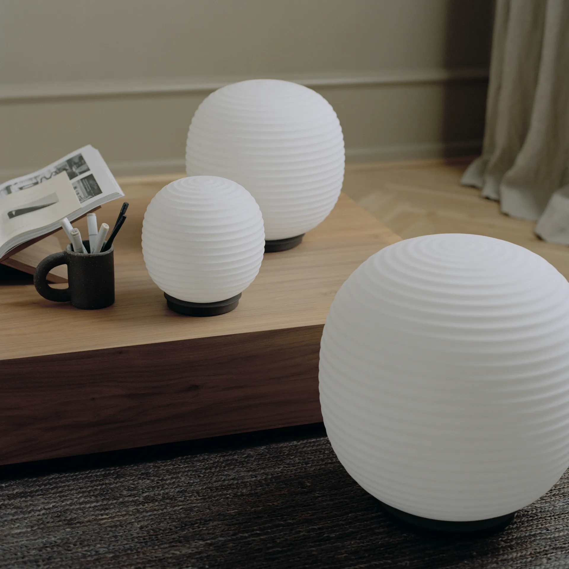 Lámpara de pie Lantern Globe large, Frosted White opal glass New Works