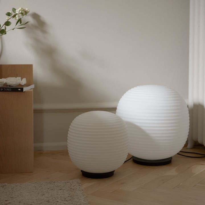 Lámpara de pie Lantern Globe large, Frosted White opal glass New Works