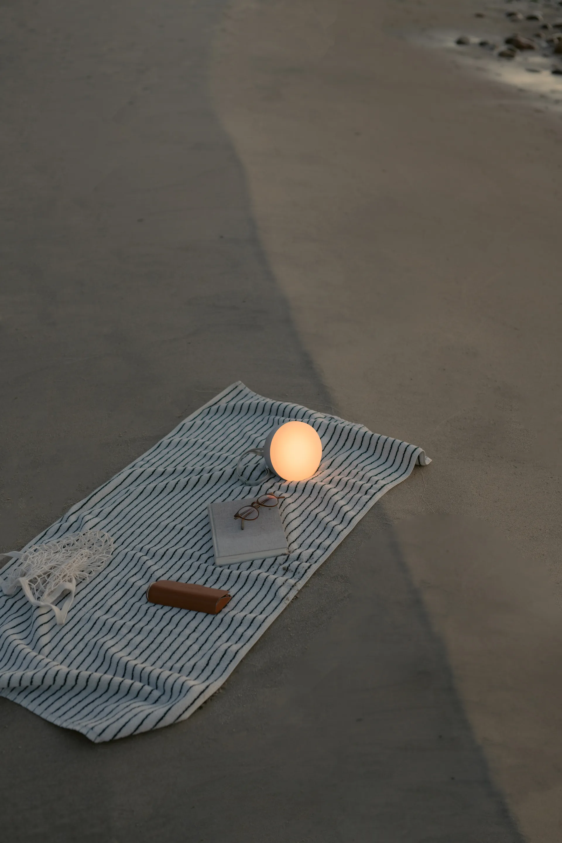 Lámpara portátil Sphere, Warm grey New Works