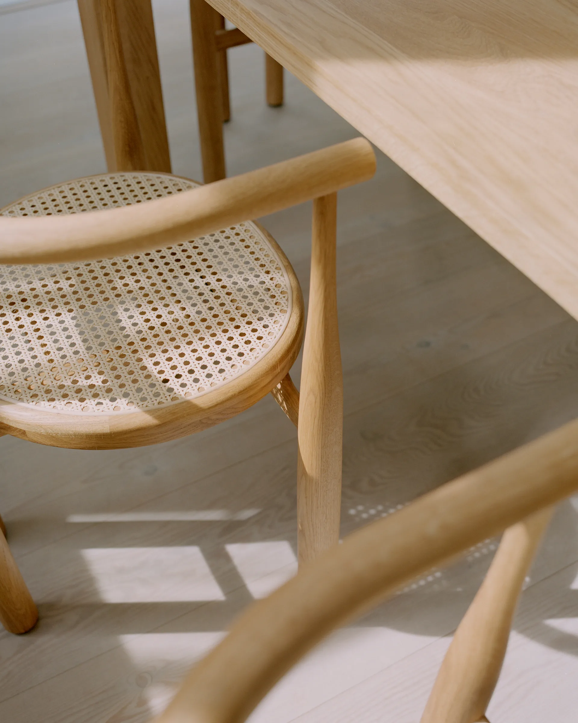 Silla con reposabrazos Bukowski, Roble aceitado-ratán New Works