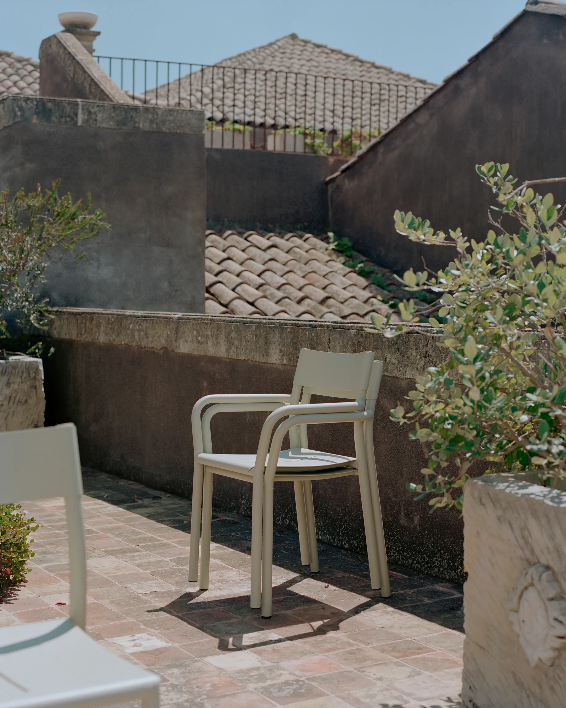 Silla con reposabrazos May Armchair Outdoor, Light Grey New Works