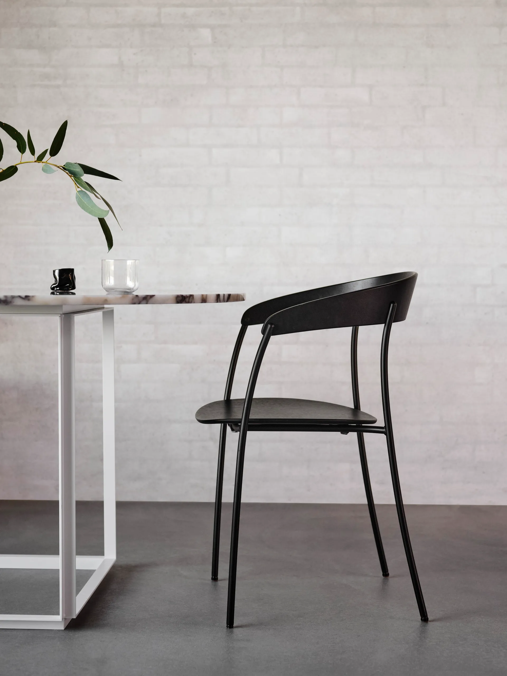 Silla con reposabrazos Missing, Fresno negro New Works