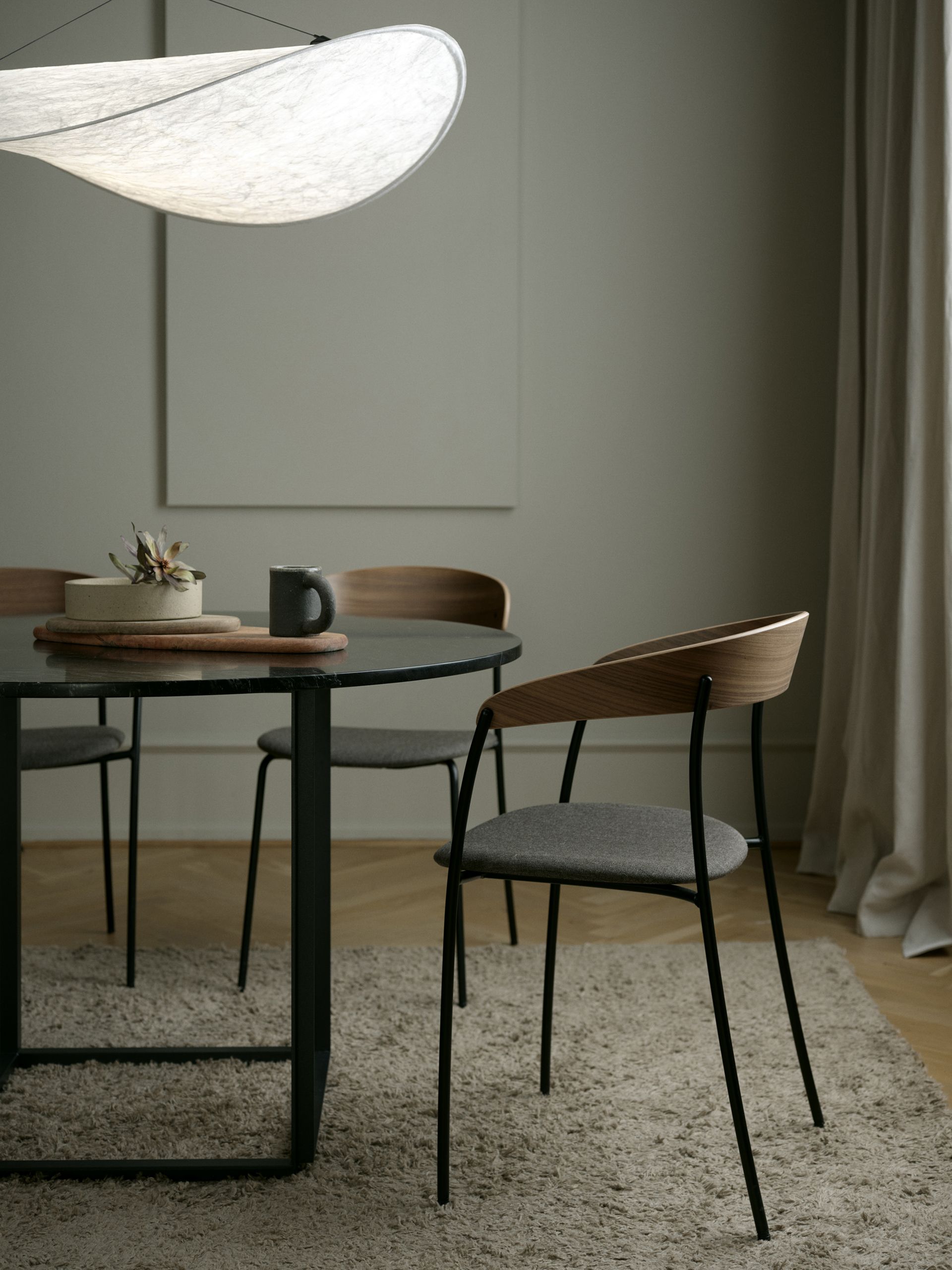 Silla con reposabrazos Missing, Nogal-Molly 2 170 New Works