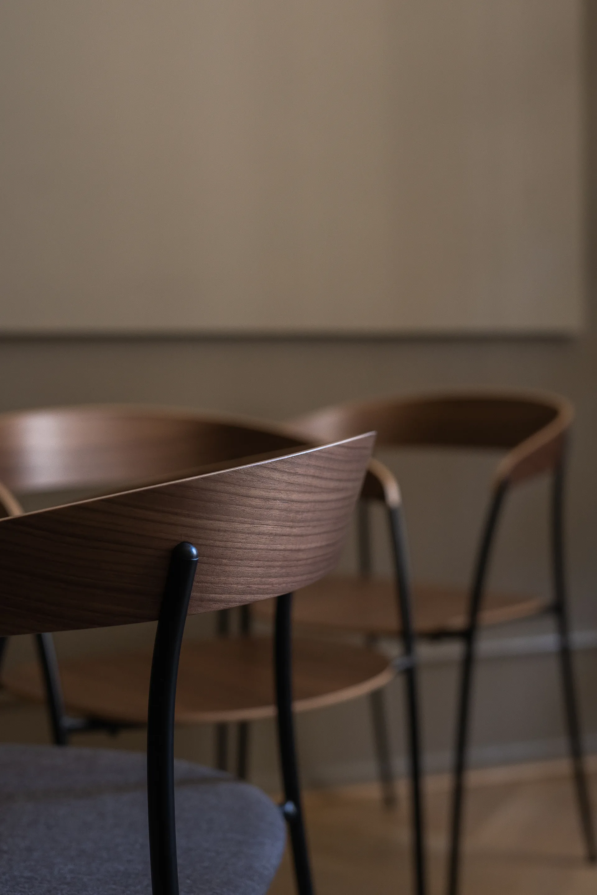 Silla con reposabrazos Missing, Nogal New Works