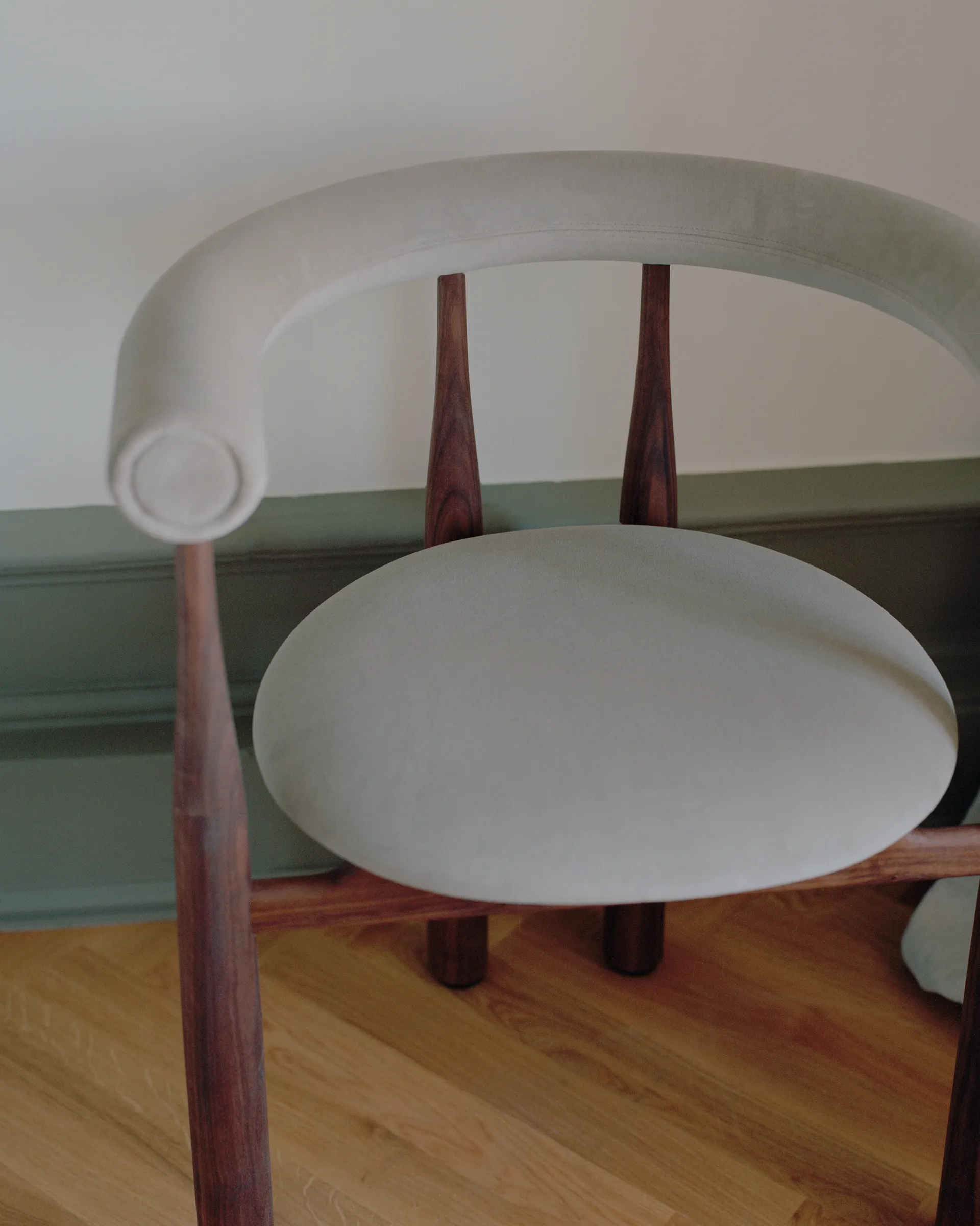 Sillón con brazos Bukowski tapizado, Nogal, Megan 26 Beige New Works