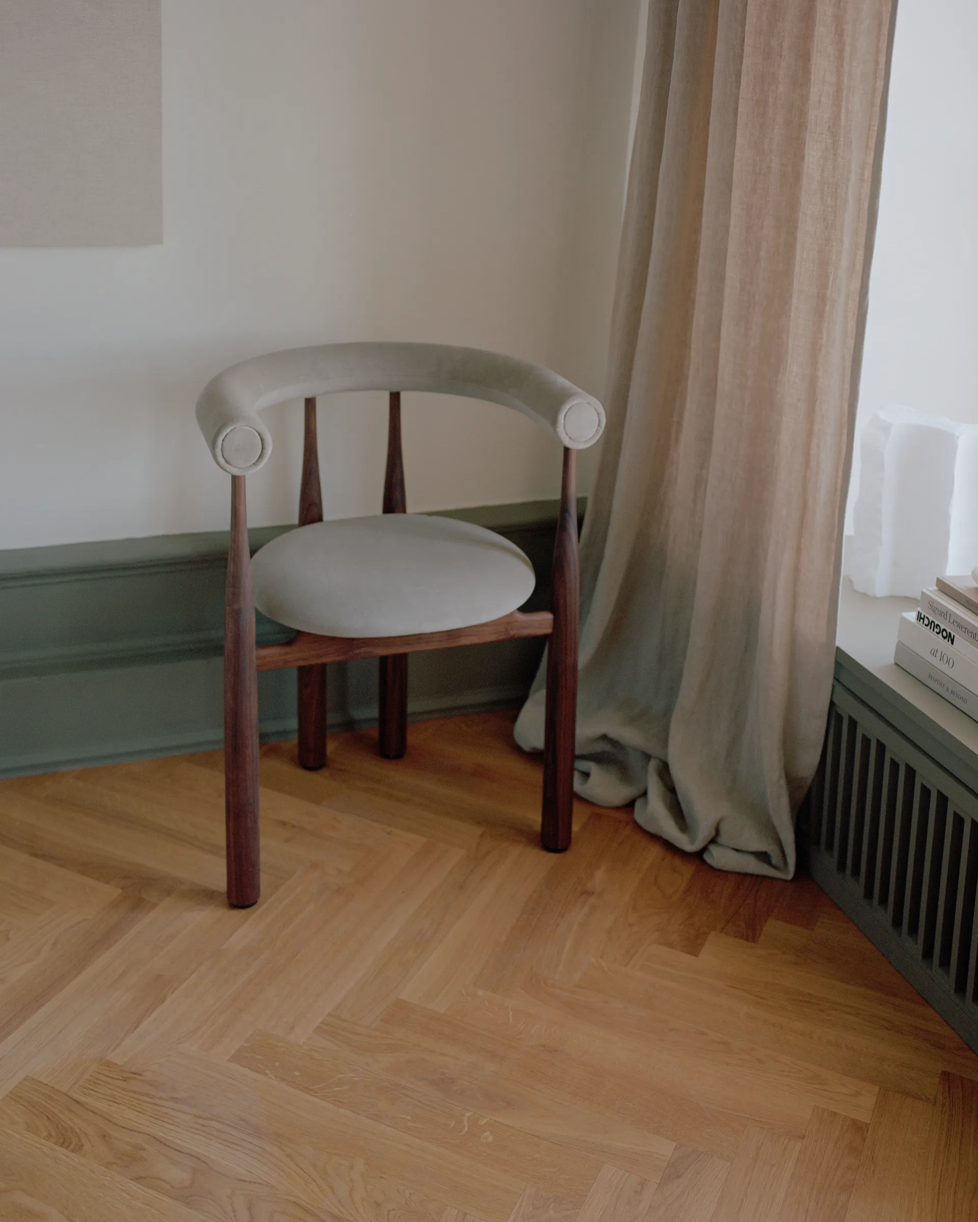 Sillón con reposabrazos Bukowski tapizado, Nogal, Megan 26 Beige New Works