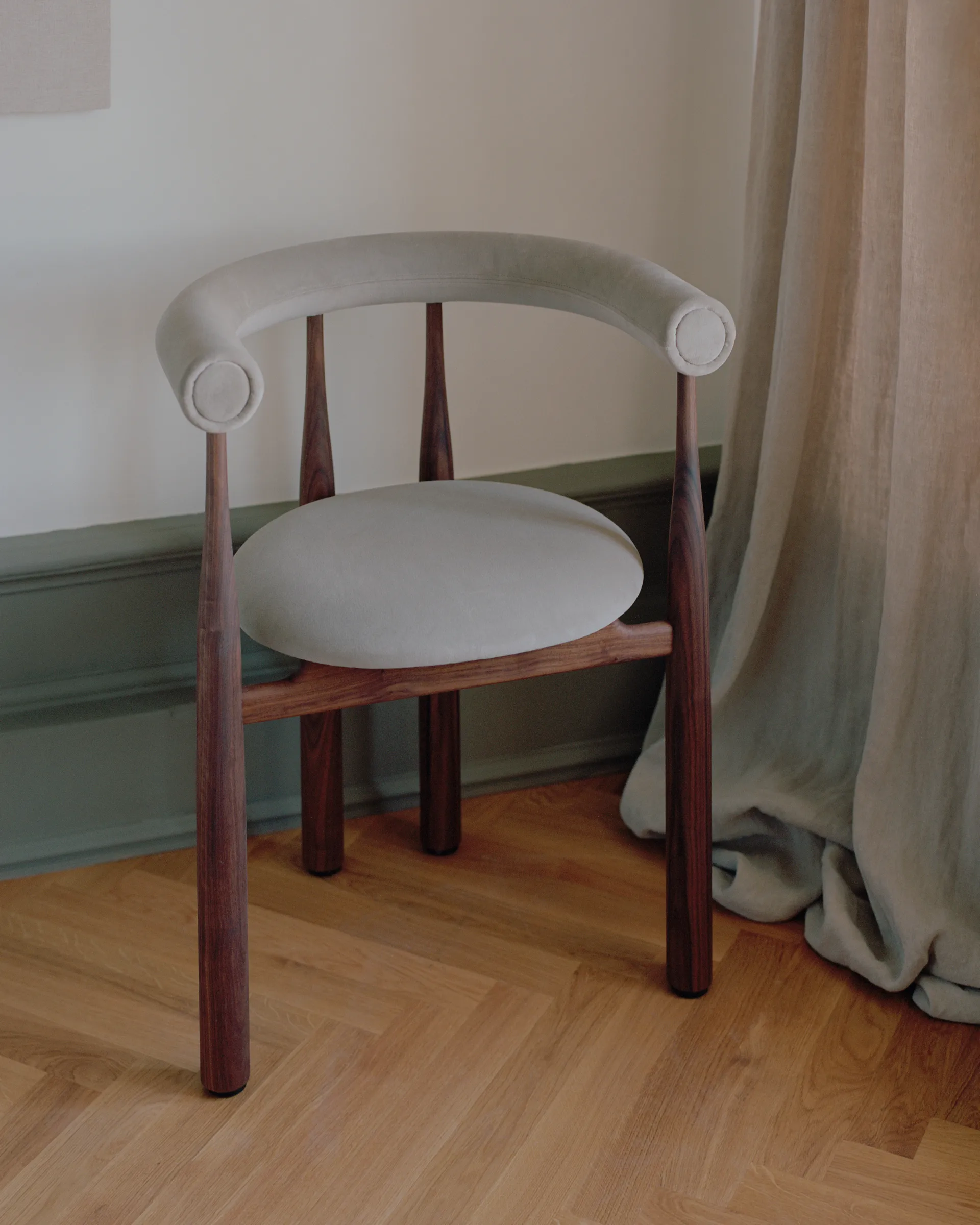 Sillón con reposabrazos Bukowski tapizado, Nogal, Megan 26 Beige New Works