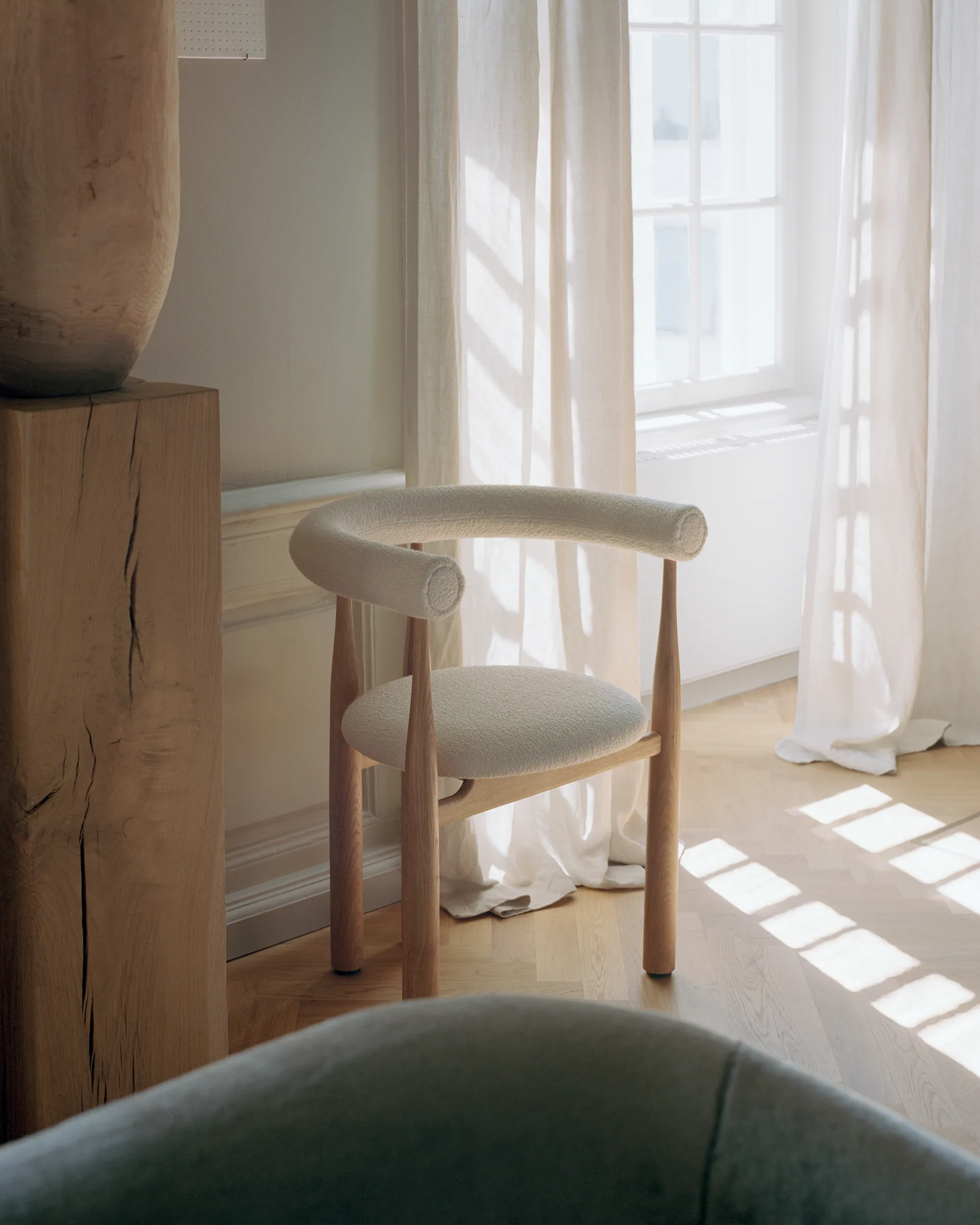 Sillón con reposabrazos Bukowski tapizado, Roble, Lana Barnum New Works