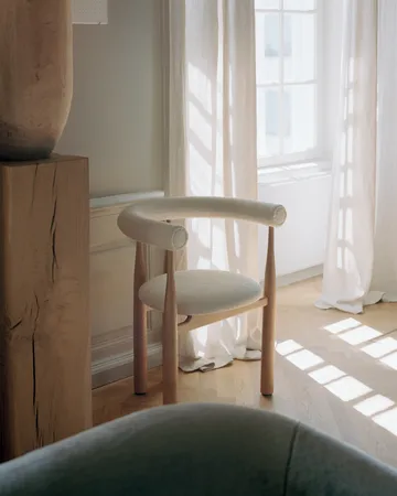 Sillón con reposabrazos Bukowski tapizado - Roble, Lana Barnum - New Works