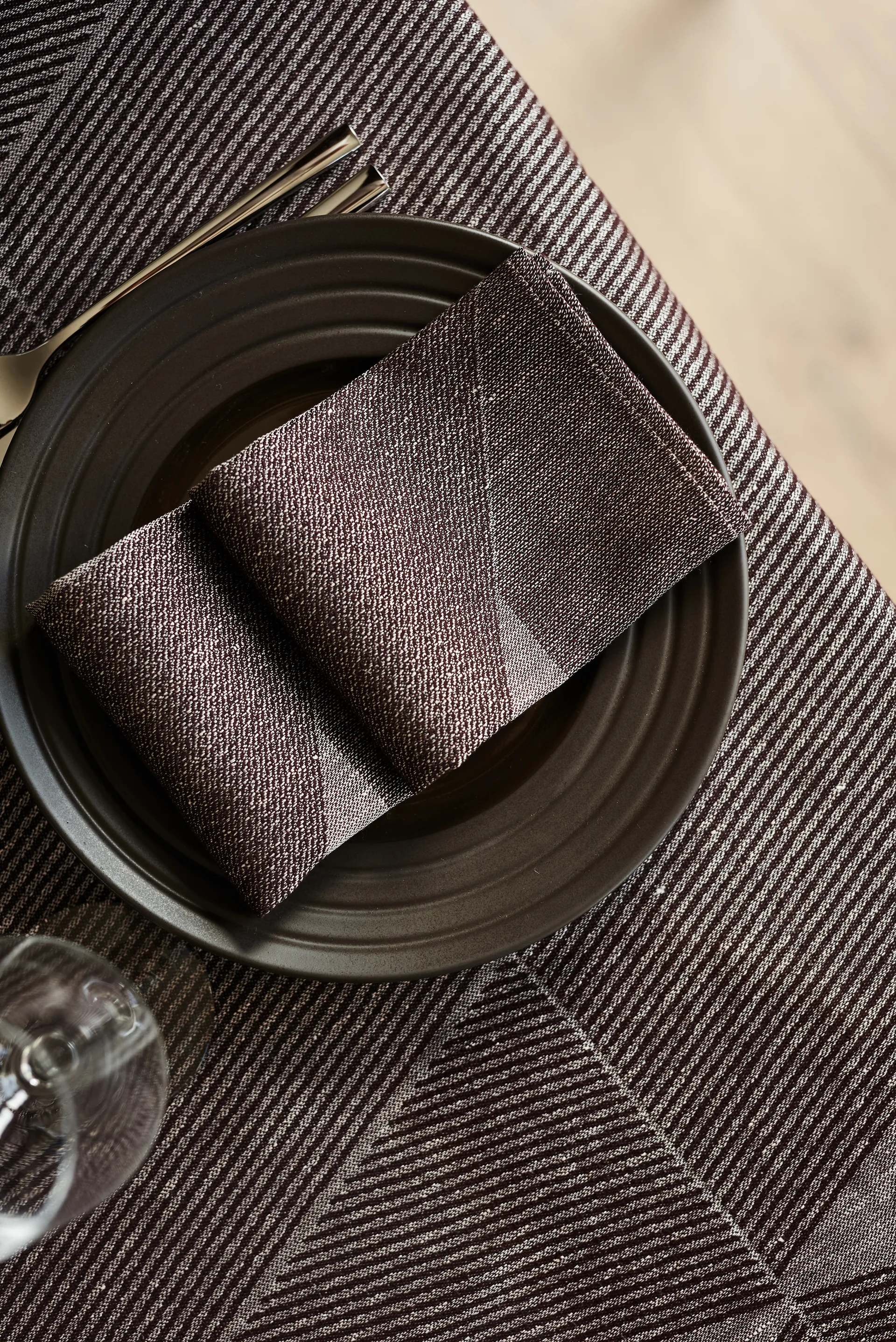 4 Servilletas Metric 47x47 cm, marrón-blanco NJRD