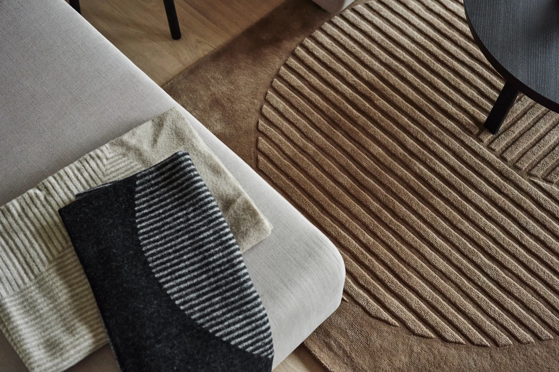 Alfombra de lana Levels circles beige, 170x240 cm NJRD