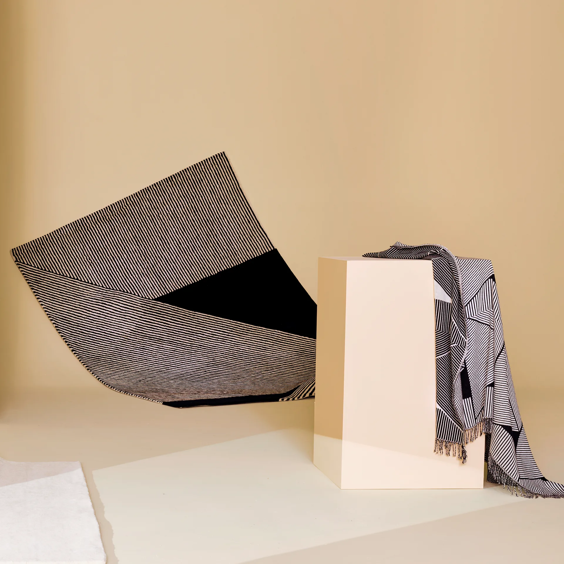 Alfombra de lana Stripes negro, 170x240 cm NJRD