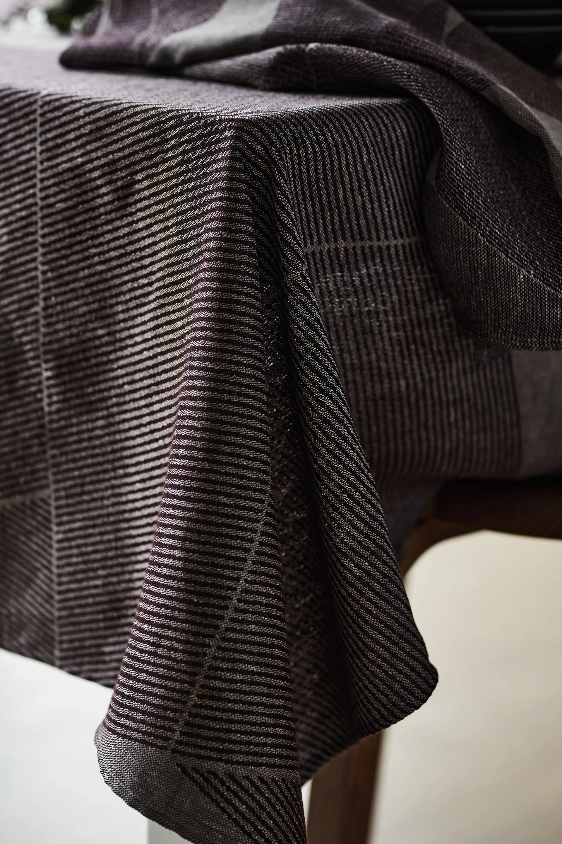 Mantel Geometric 147x250 cm, marrón-blanco NJRD