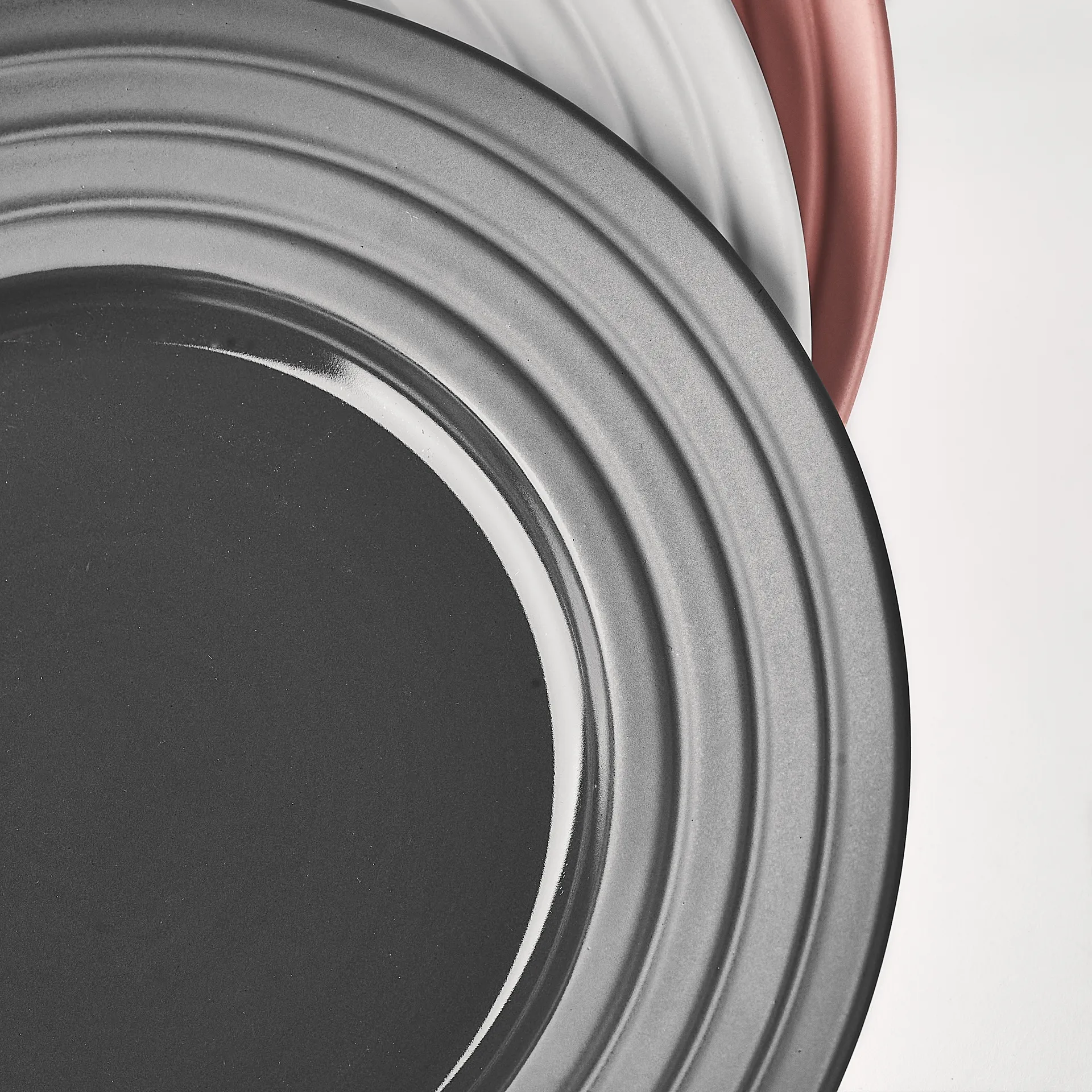 Plato Lines Ø27 cm, gris oscuro NJRD