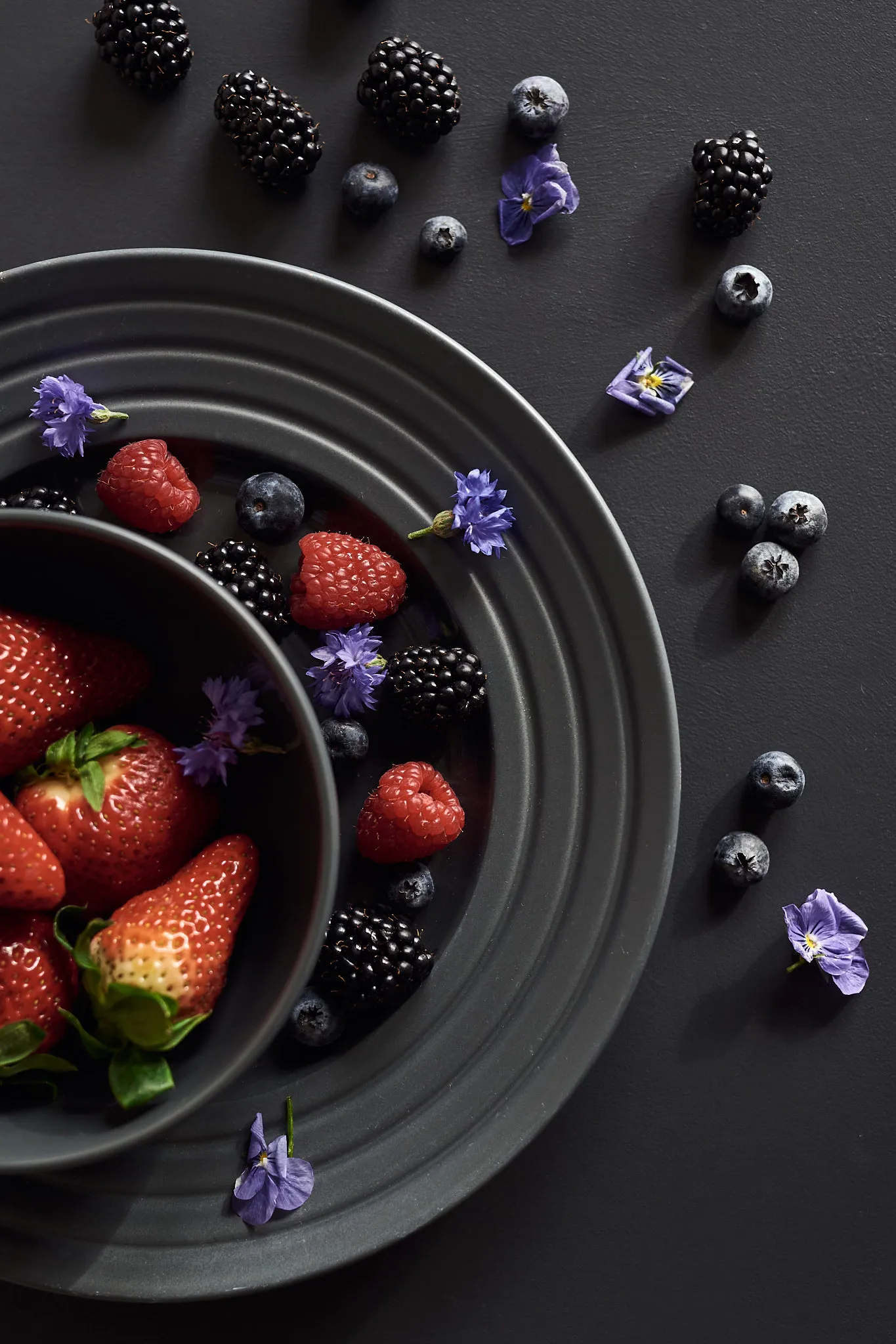 Plato Lines Ø27 cm, gris oscuro NJRD