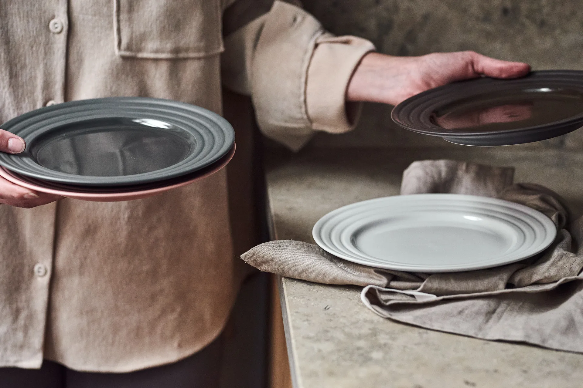 Plato Lines Ø27 cm, gris oscuro NJRD