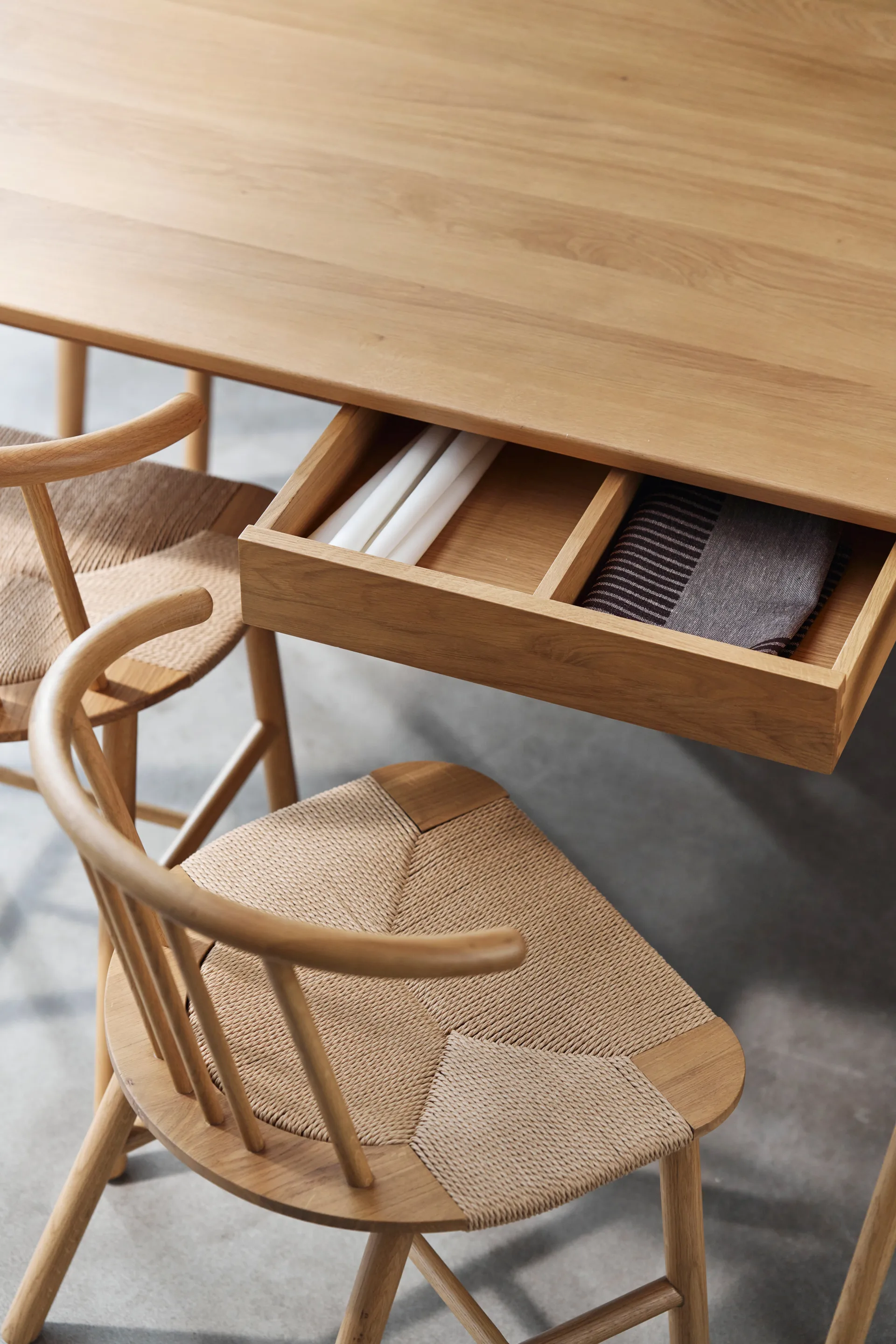 Silla de comedor VIOR con asiento trenzado, Roble lacado-natural, pack de 6 NJRD