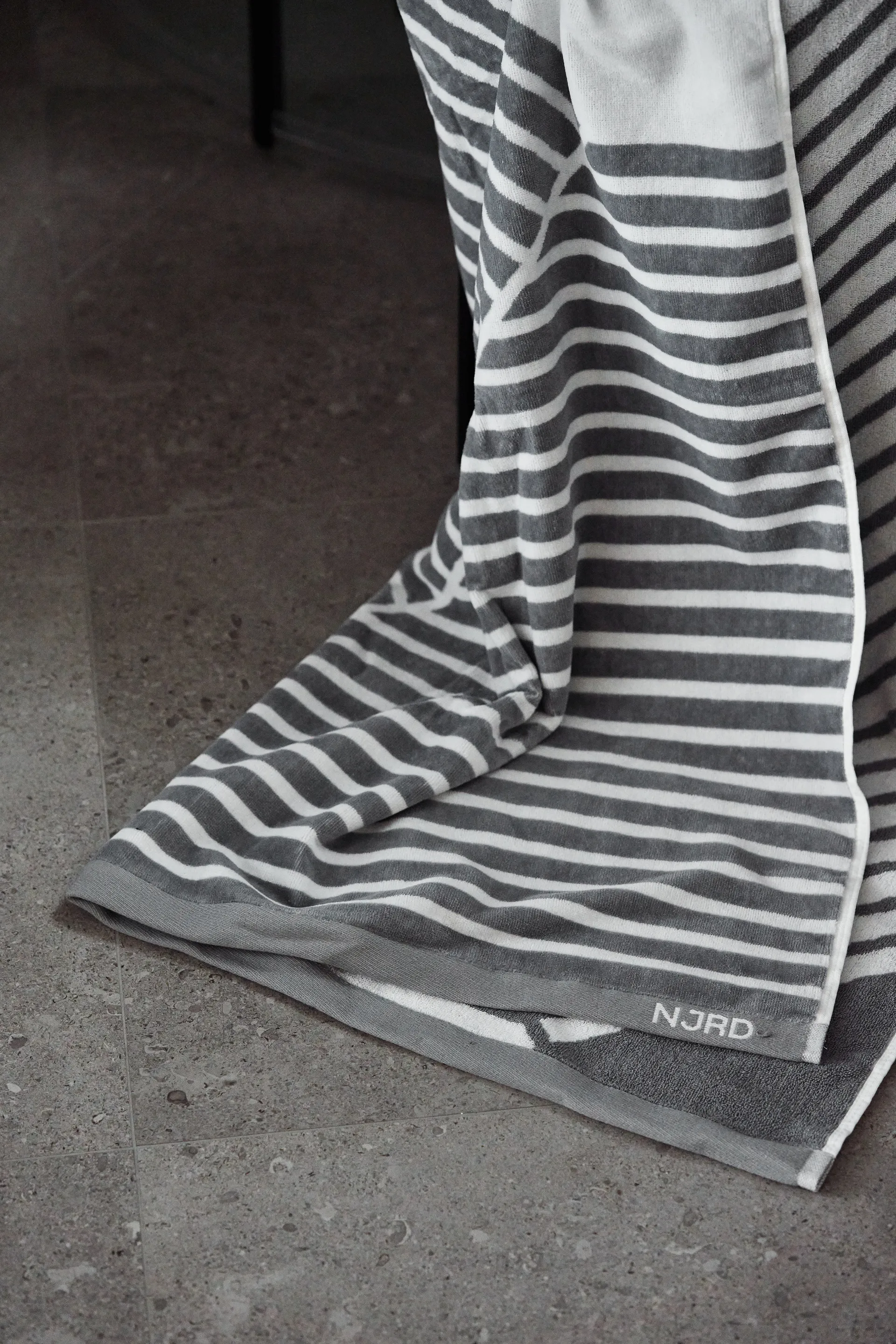 Toalla de baño Stripes 100x150 cm, Gris NJRD