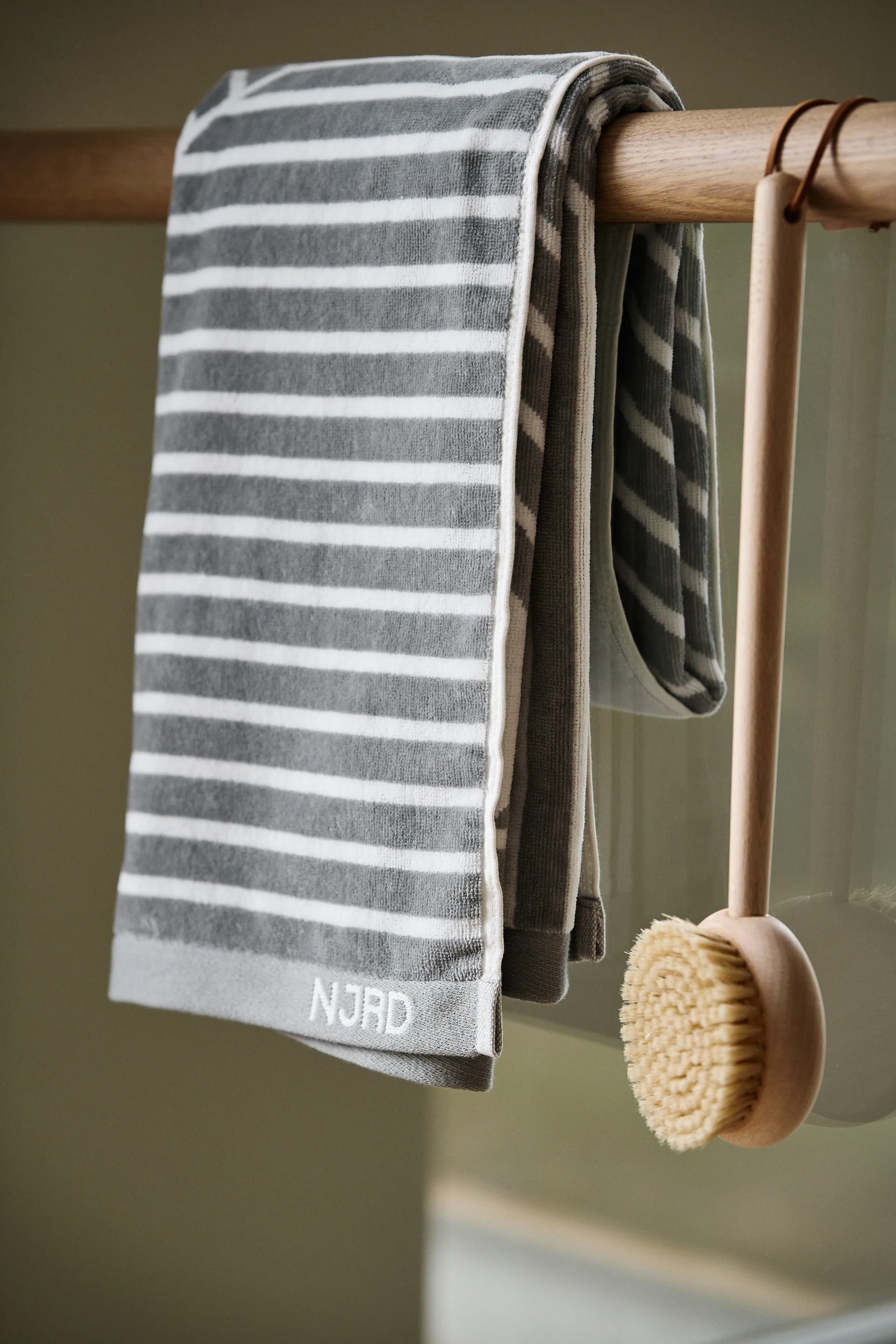 Toalla de baño Stripes 70x140 cm, gris NJRD