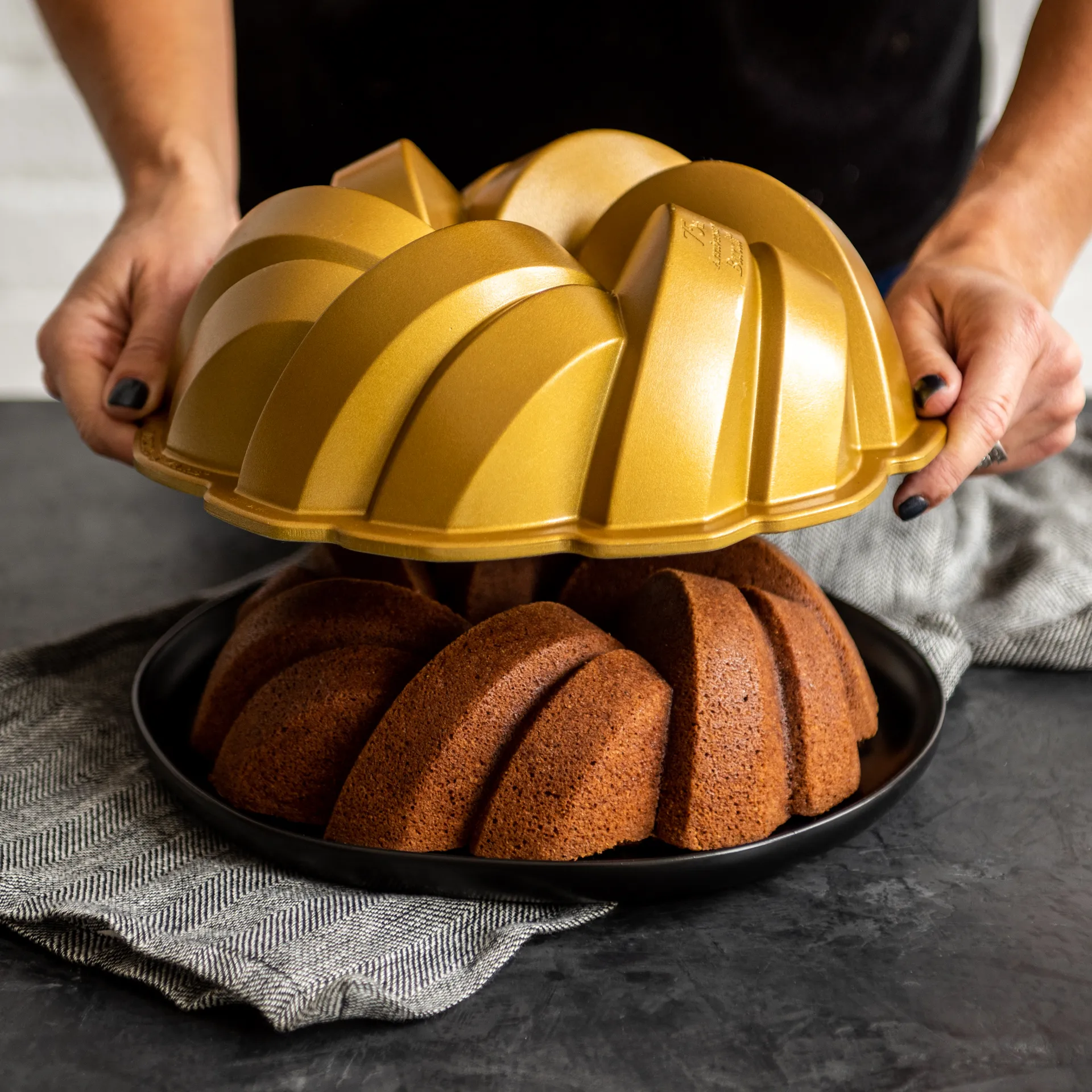Molde de horno Nordic Ware 75th anniversary braided bundt, 2,4 L Nordic Ware