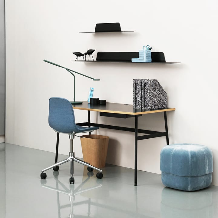 Escritorio Journal, Laminado negro, patas de acero negras y cajón Normann Copenhagen