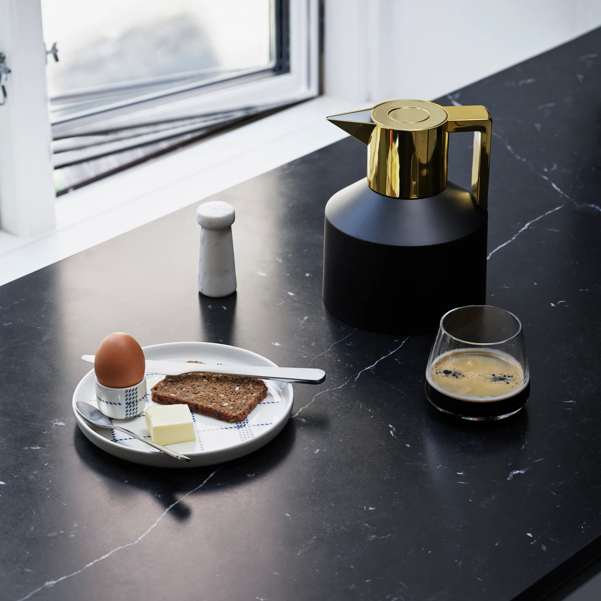 Jarra termo Geo, negro-oro Normann Copenhagen