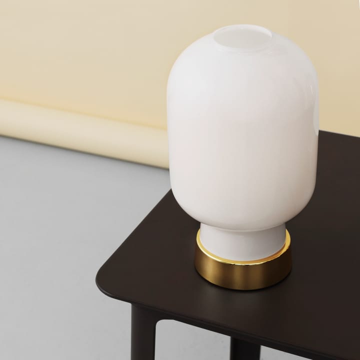Lámpara de mesa Amp, Blanco-latón Normann Copenhagen