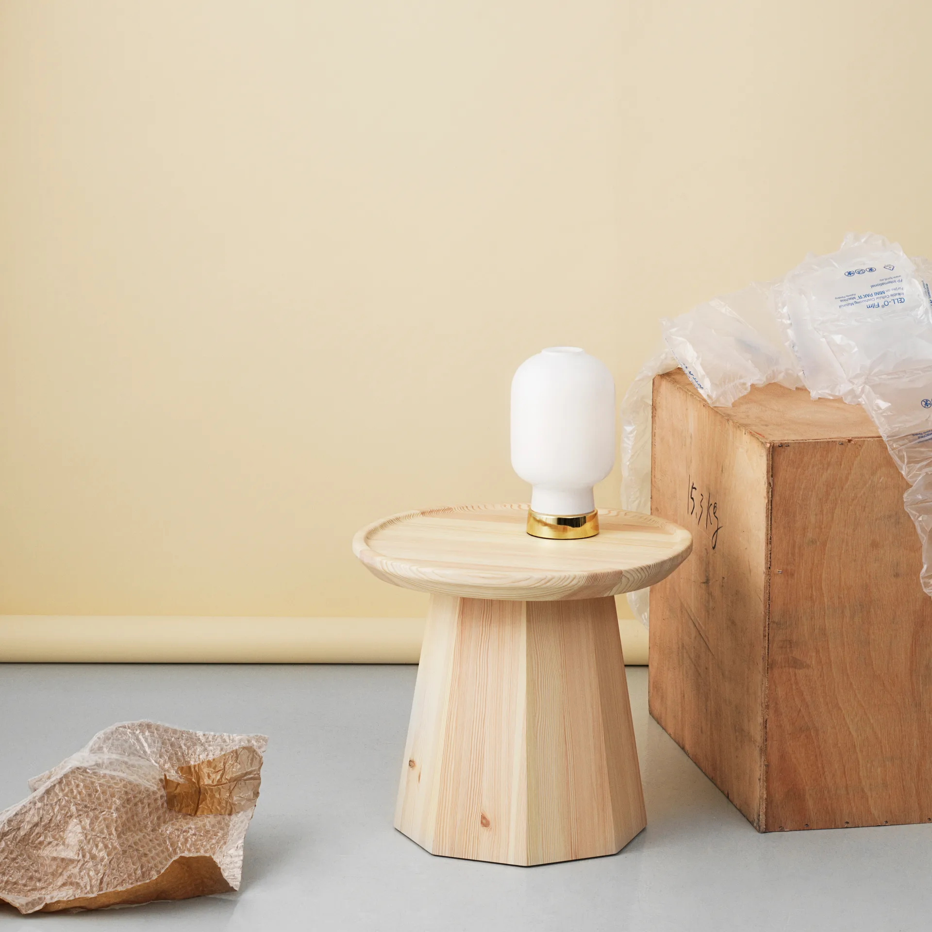Lámpara de mesa Amp, Blanco-latón Normann Copenhagen