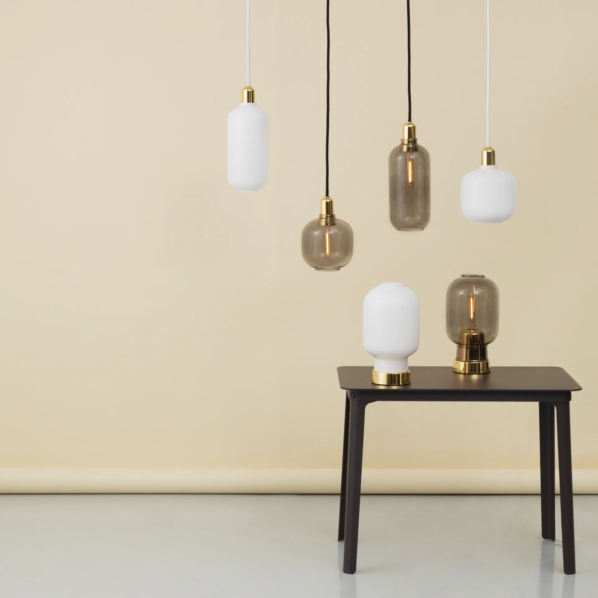 Lámpara de mesa Amp, Blanco-latón Normann Copenhagen