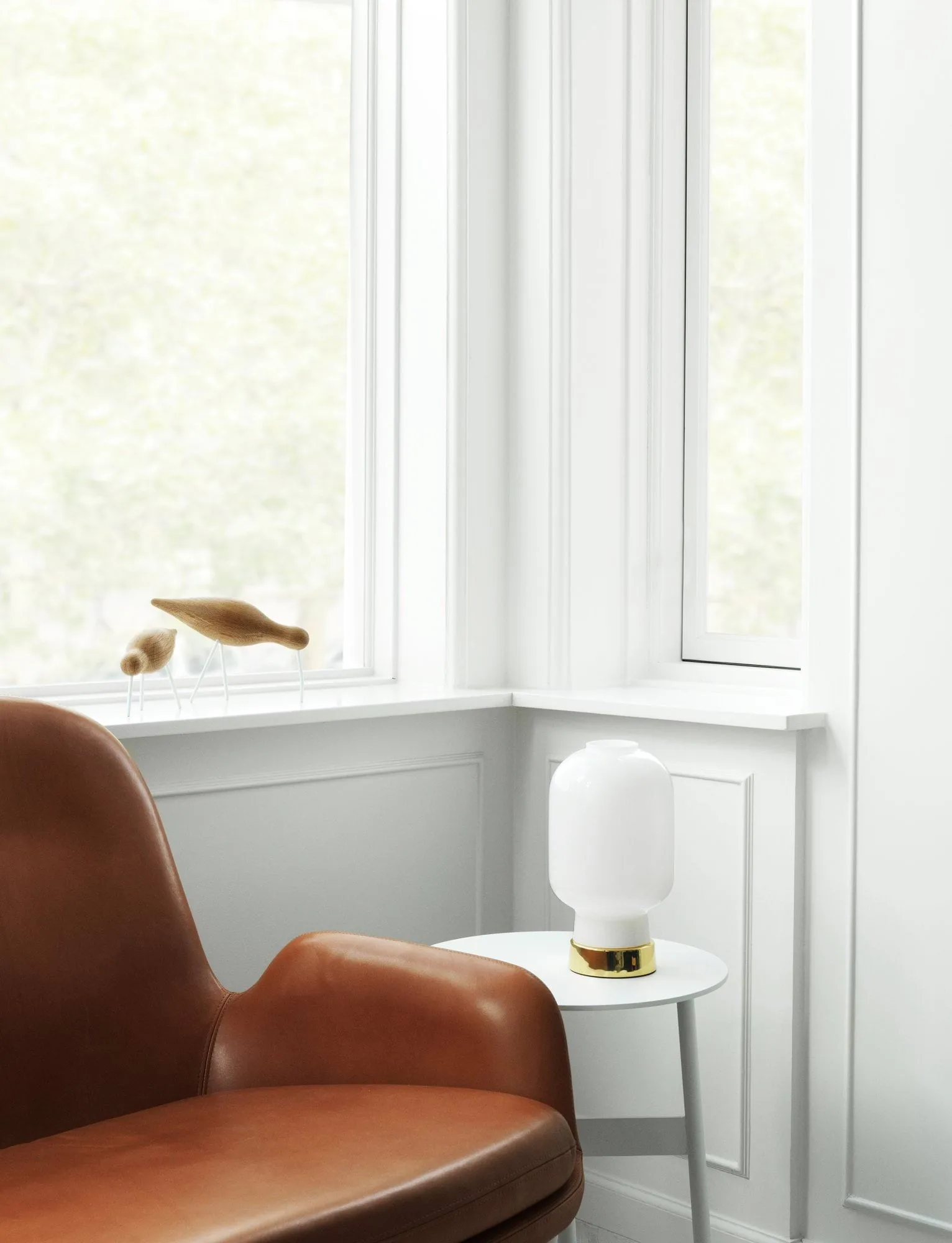Lámpara de mesa Amp, Blanco-latón Normann Copenhagen