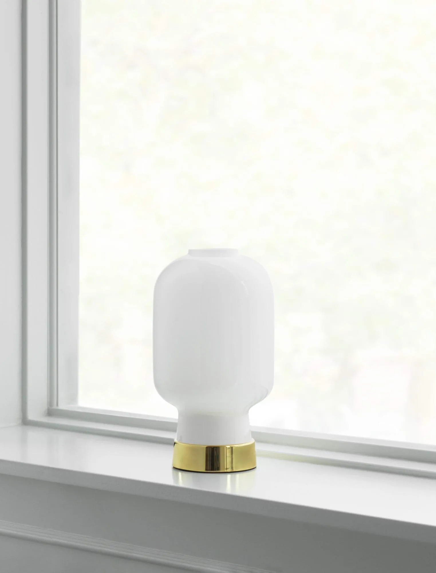 Lámpara de mesa Amp, Blanco-latón Normann Copenhagen