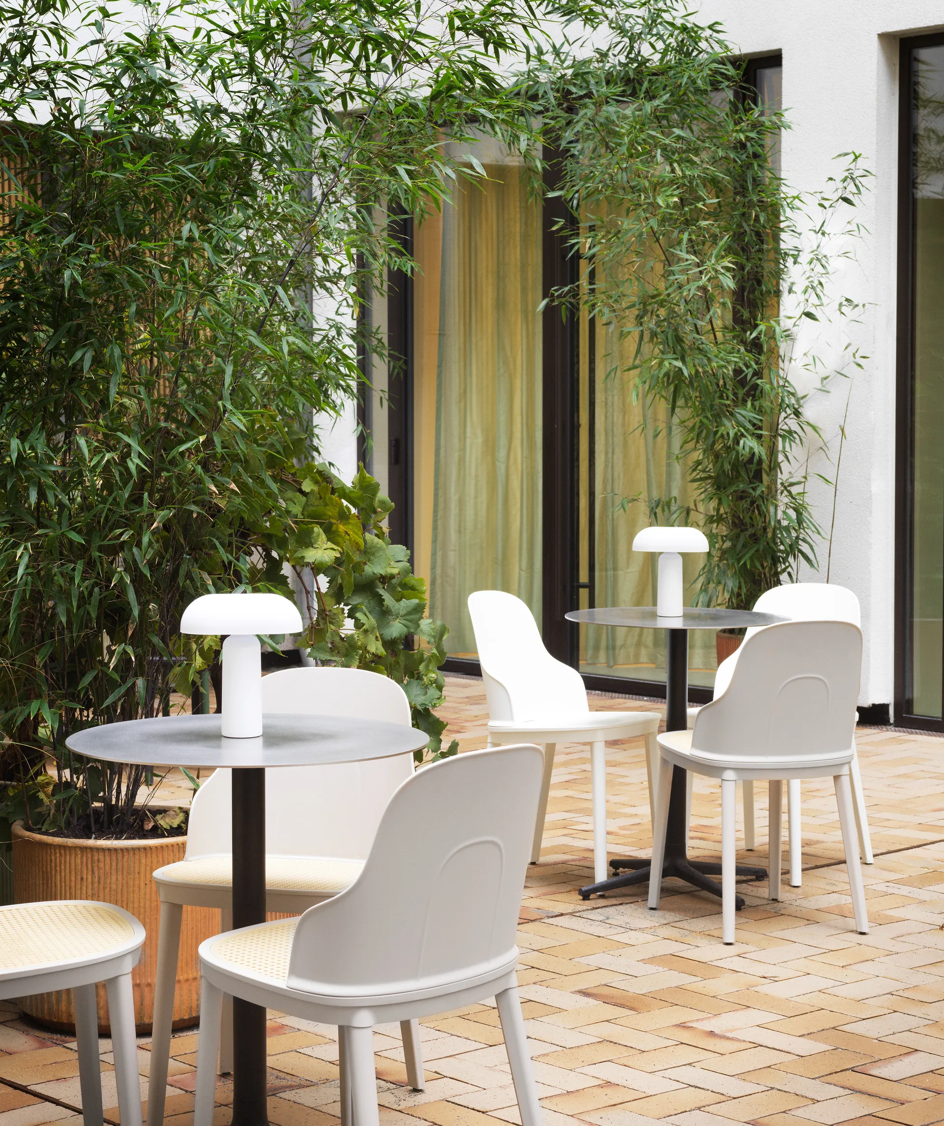 Lámpara de mesa Porta, blanco Normann Copenhagen