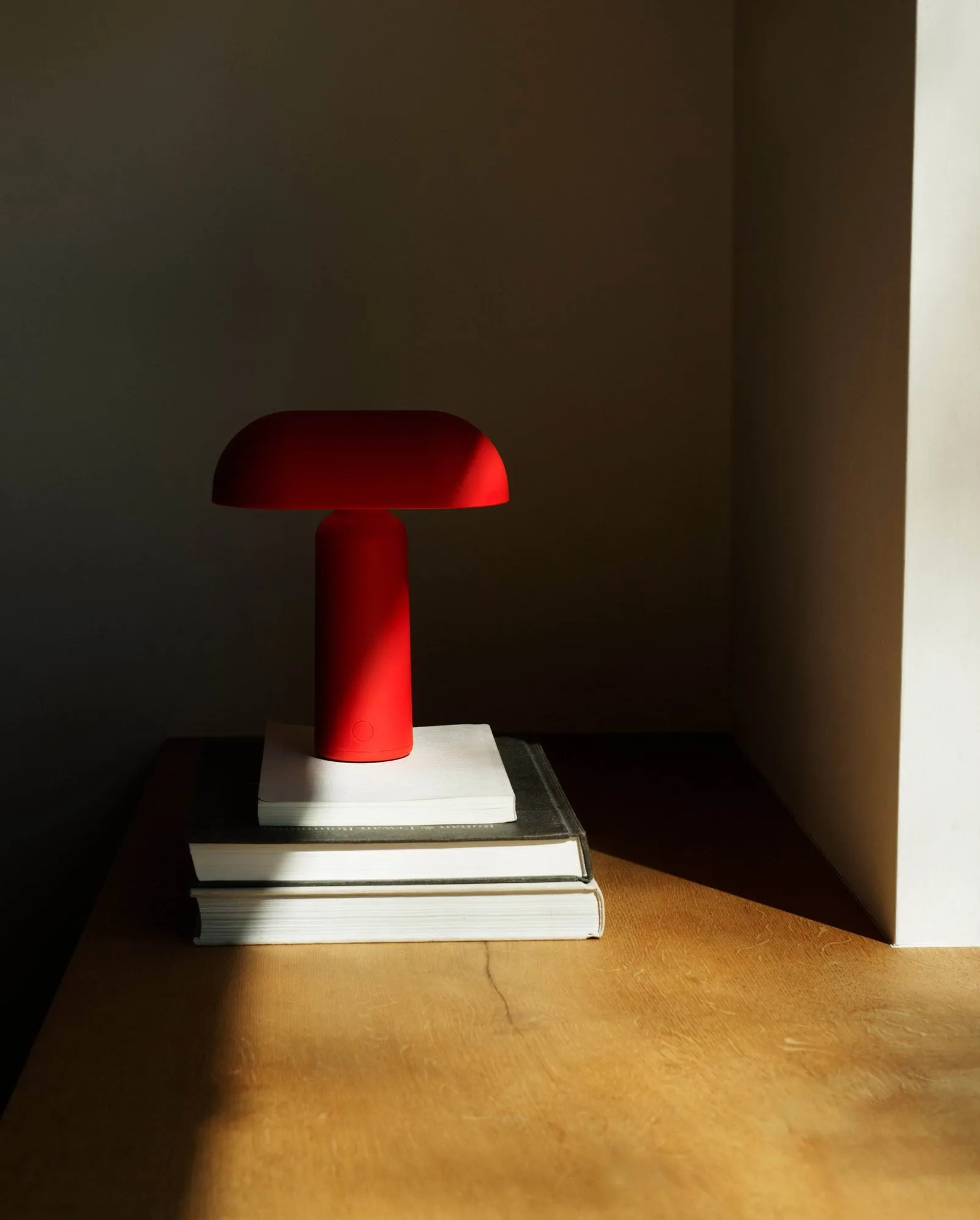 Lámpara de mesa Porta, Bright red Normann Copenhagen