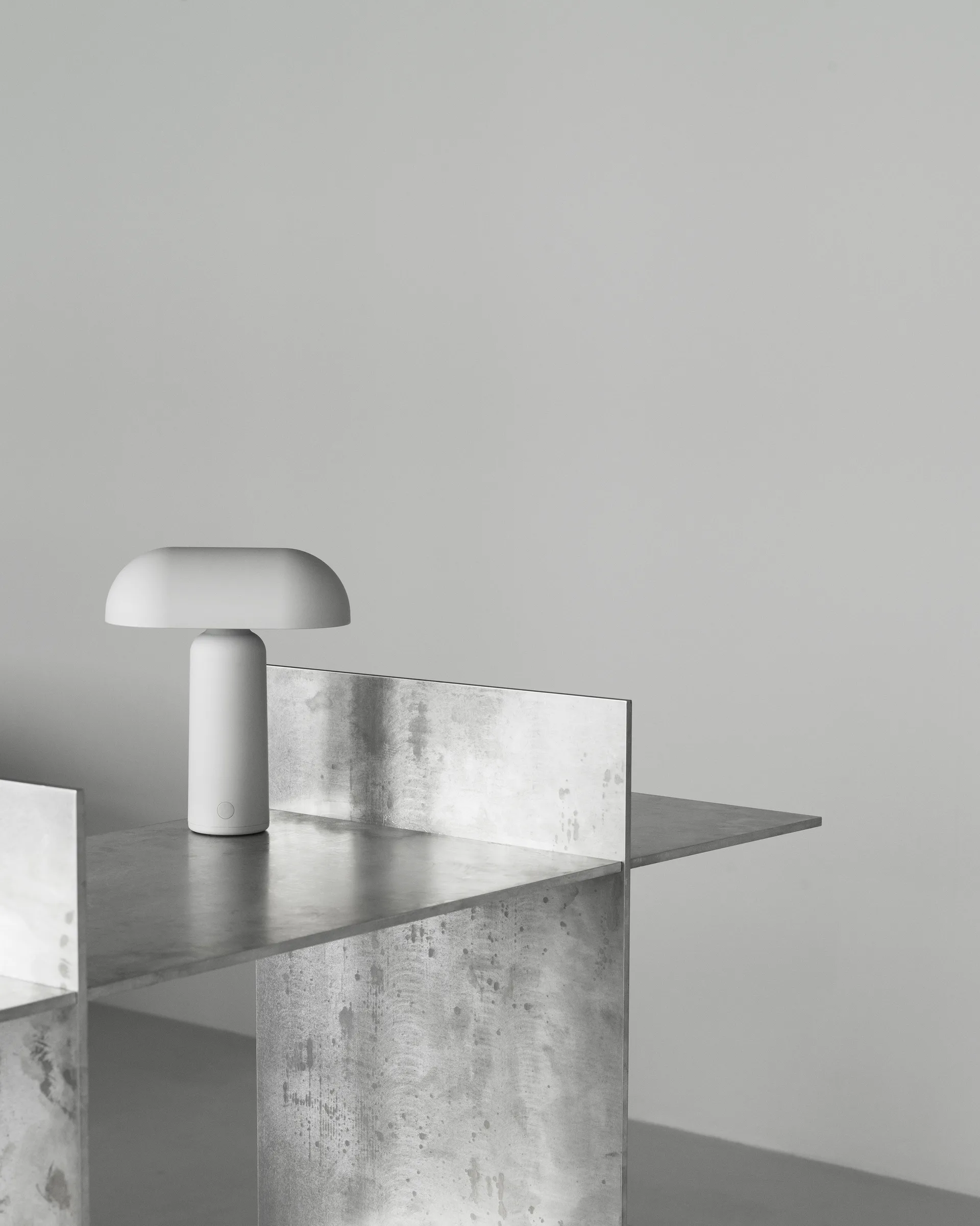 Lámpara de mesa Porta, gris Normann Copenhagen