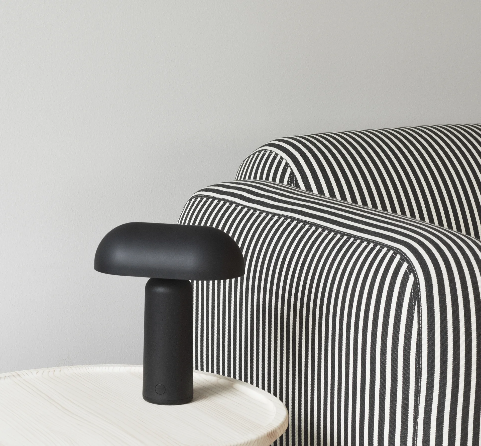 Lámpara de mesa Porta, negro Normann Copenhagen
