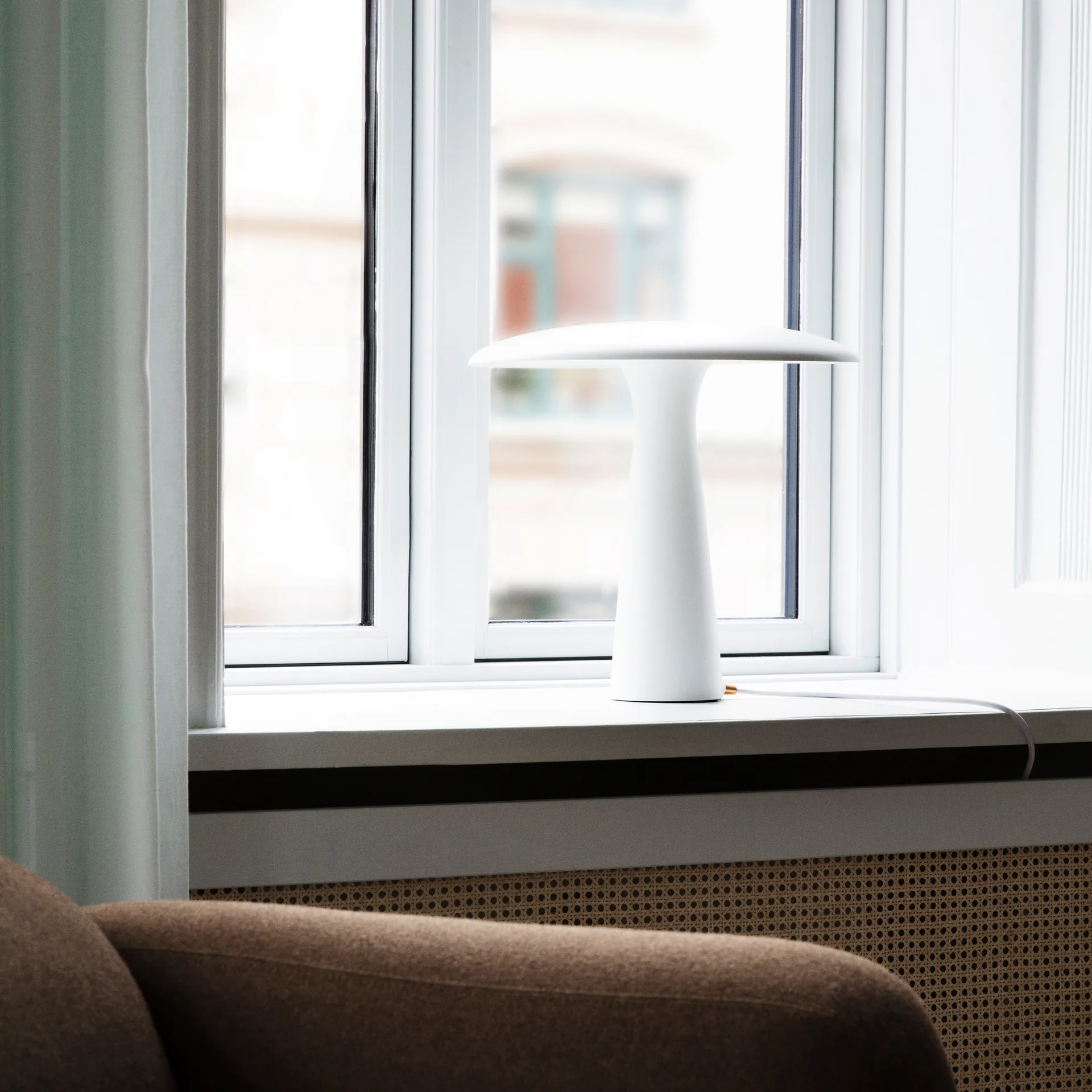 Lámpara de mesa Shelter, blanco Normann Copenhagen