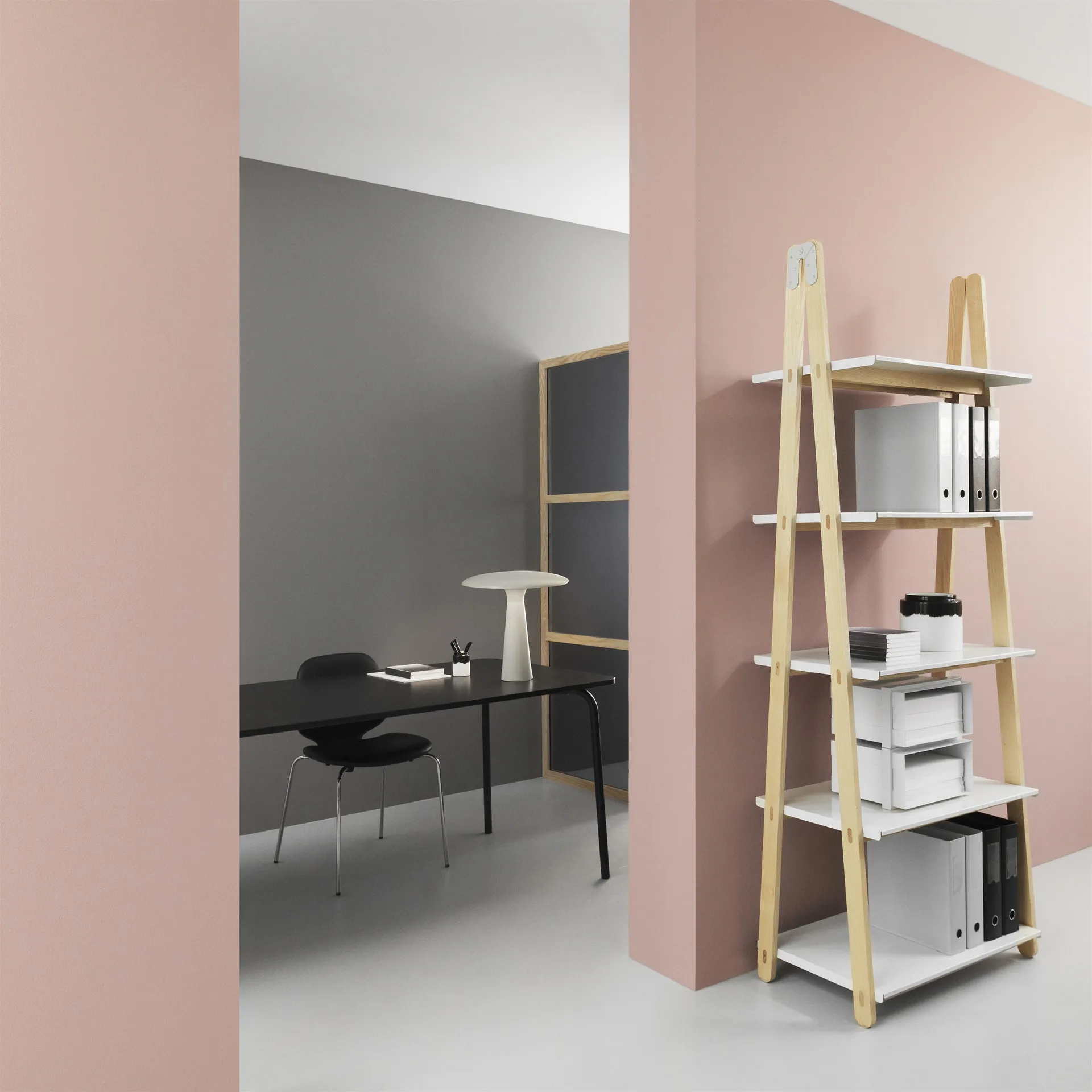 Lámpara de mesa Shelter, blanco Normann Copenhagen