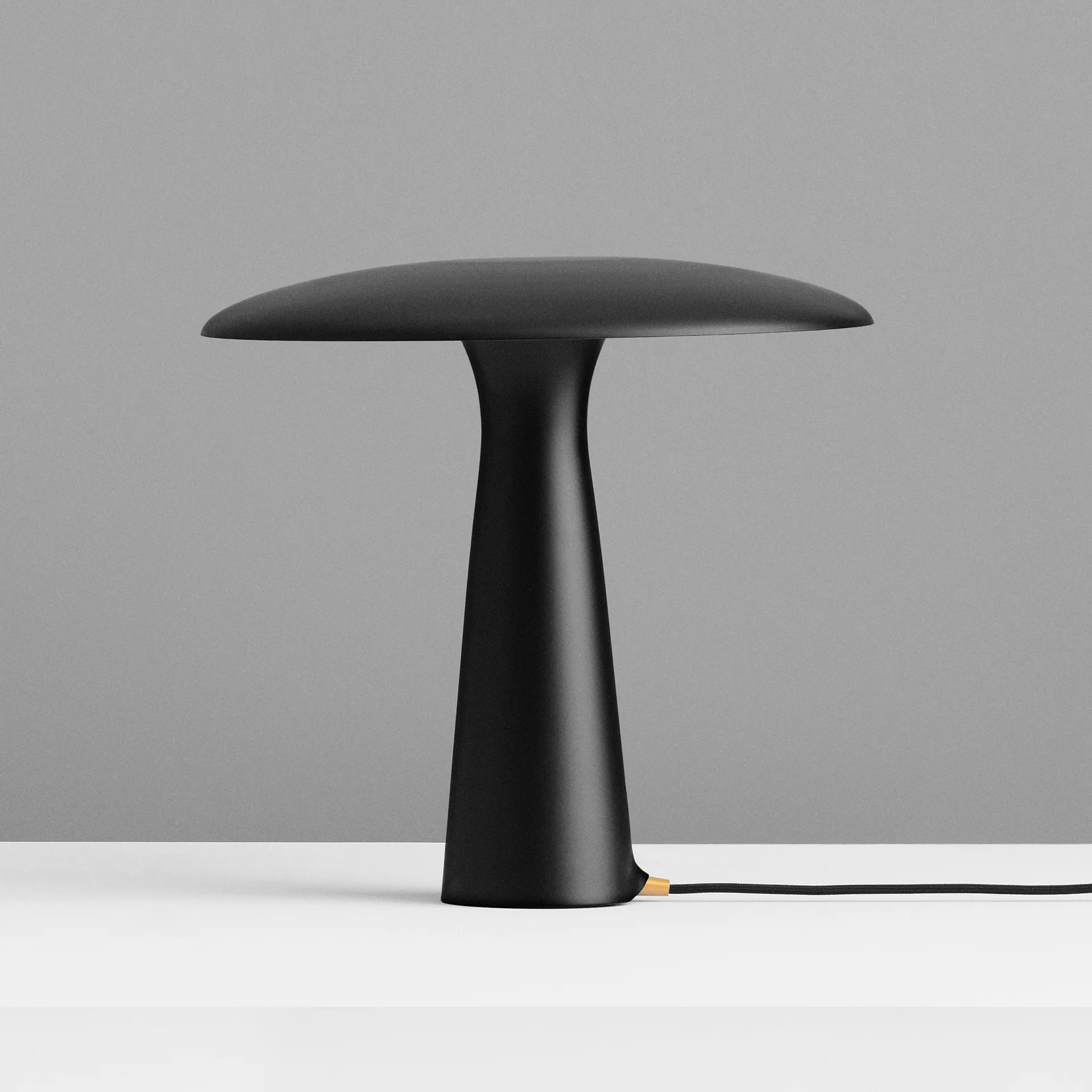 Lámpara de mesa Shelter, negro Normann Copenhagen
