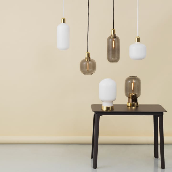 Lámpara de techo Amp L, Blanco-latón Normann Copenhagen