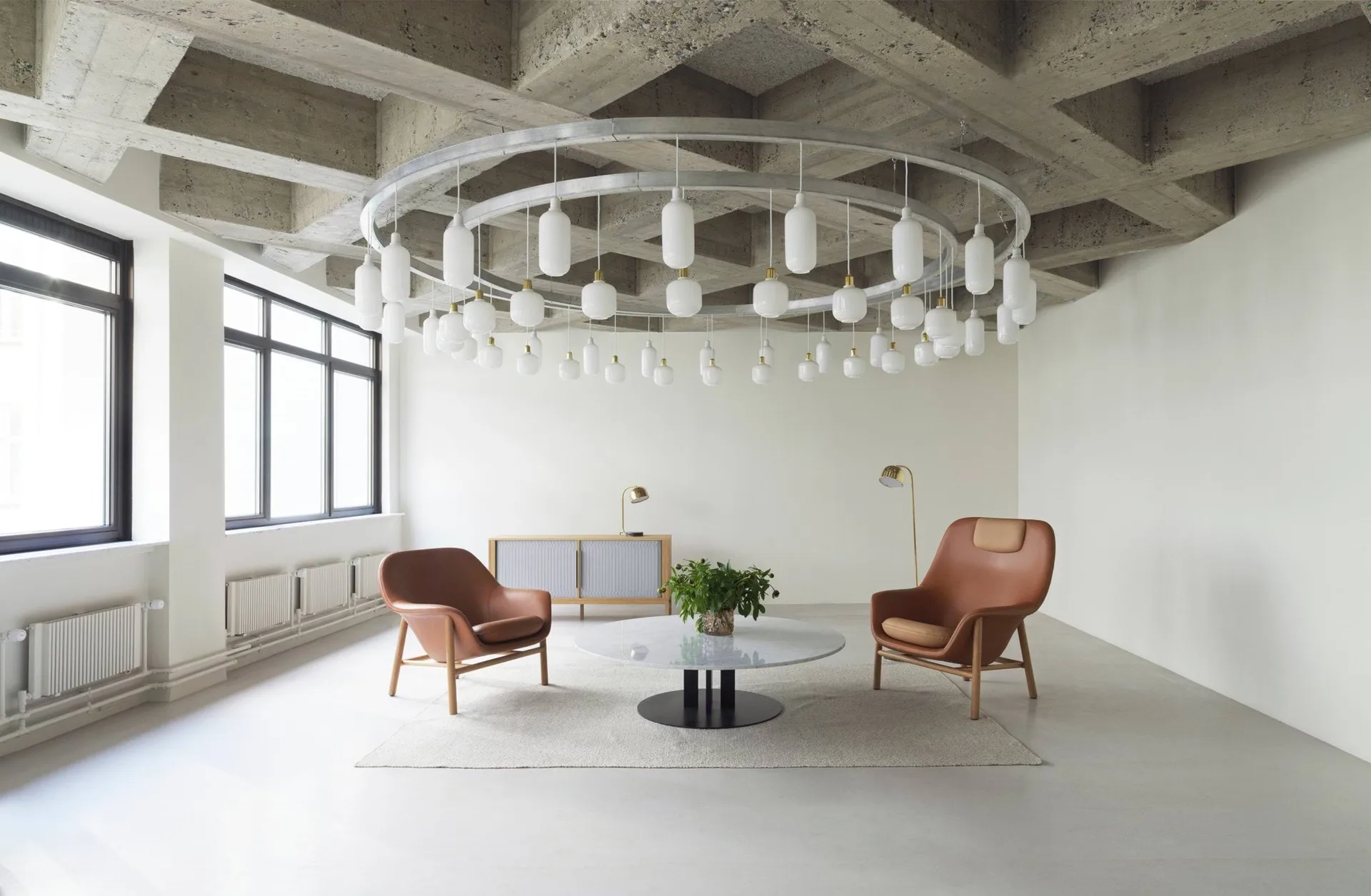 Lámpara de techo Amp L, blanco Normann Copenhagen