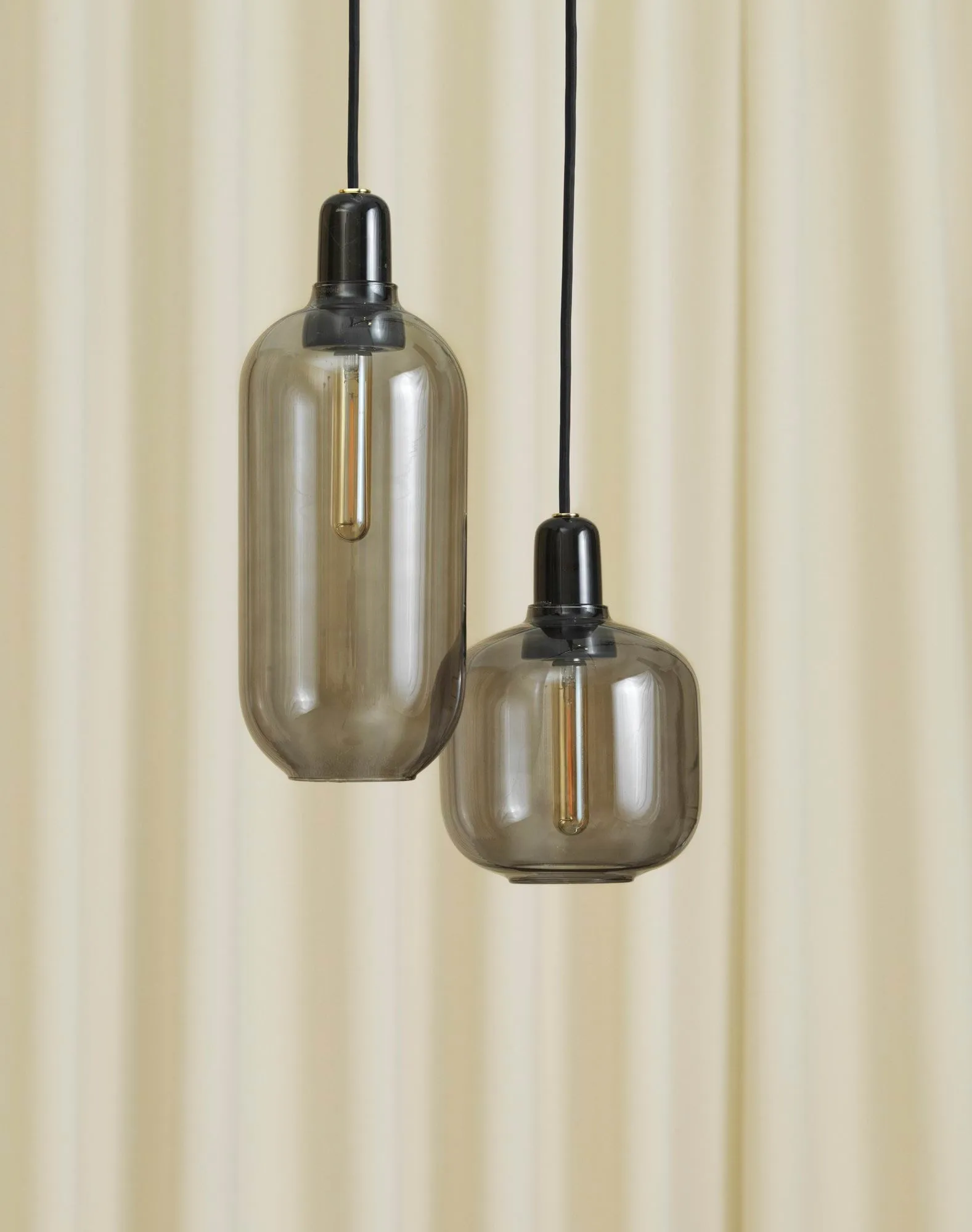 Lámpara de techo Amp L, gris-negro Normann Copenhagen