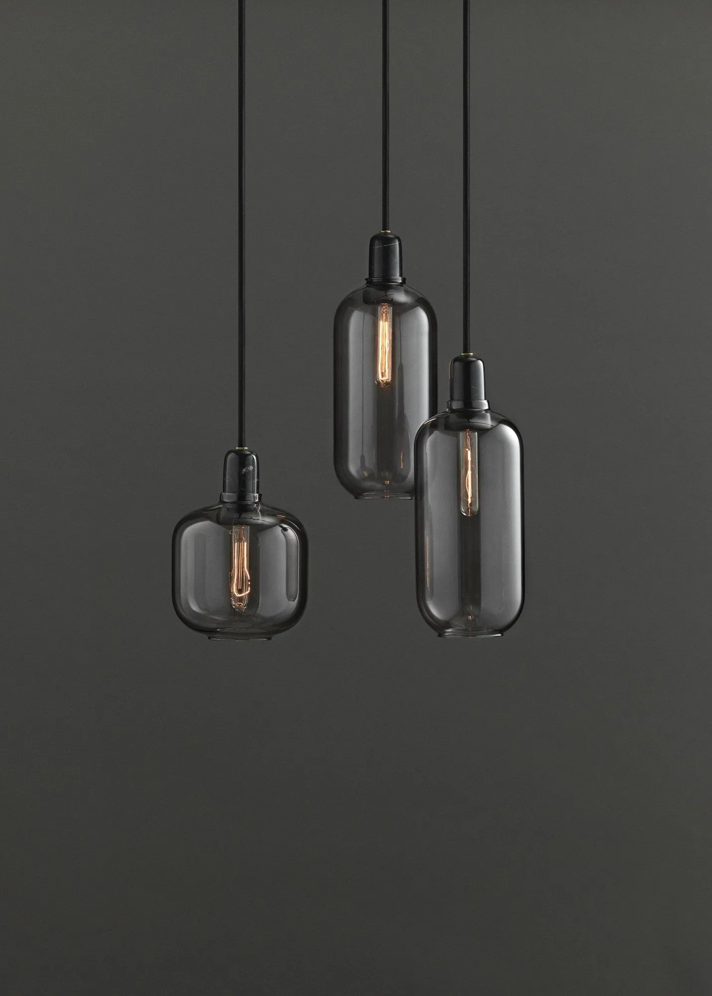 Lámpara de techo Amp L, gris-negro Normann Copenhagen