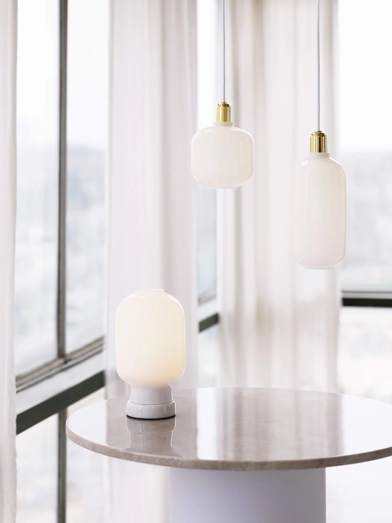 Lámpara de techo Amp S, Blanco-latón Normann Copenhagen