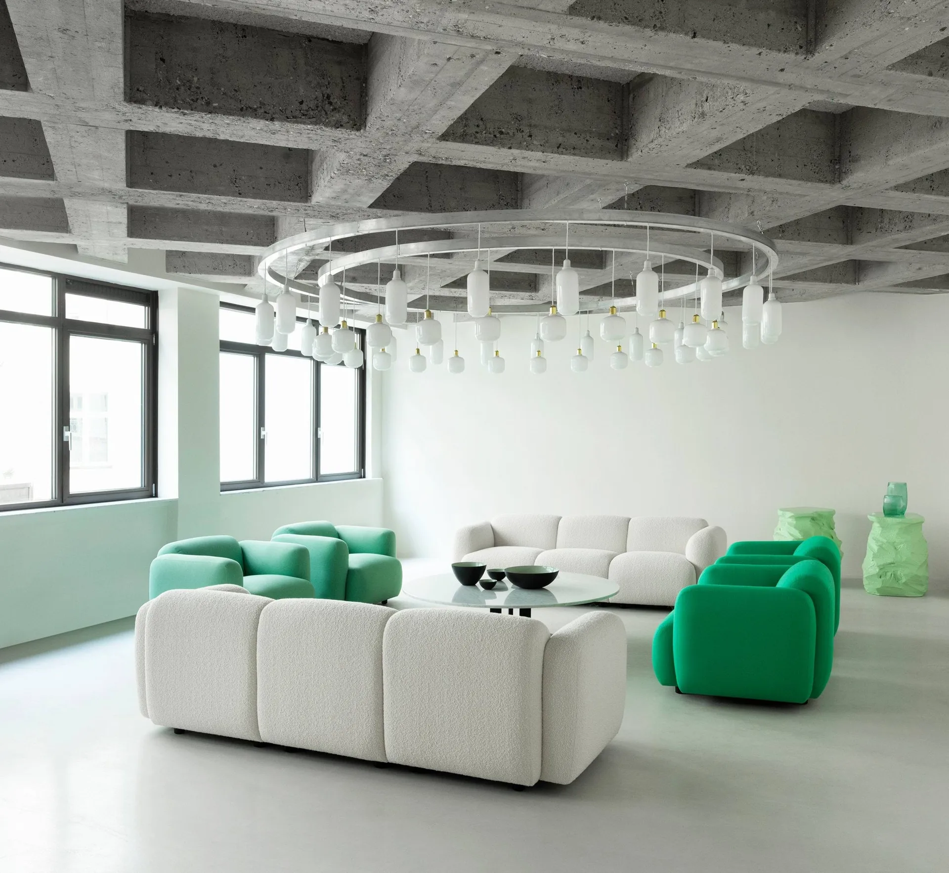 Lámpara de techo Amp S, Blanco-latón Normann Copenhagen
