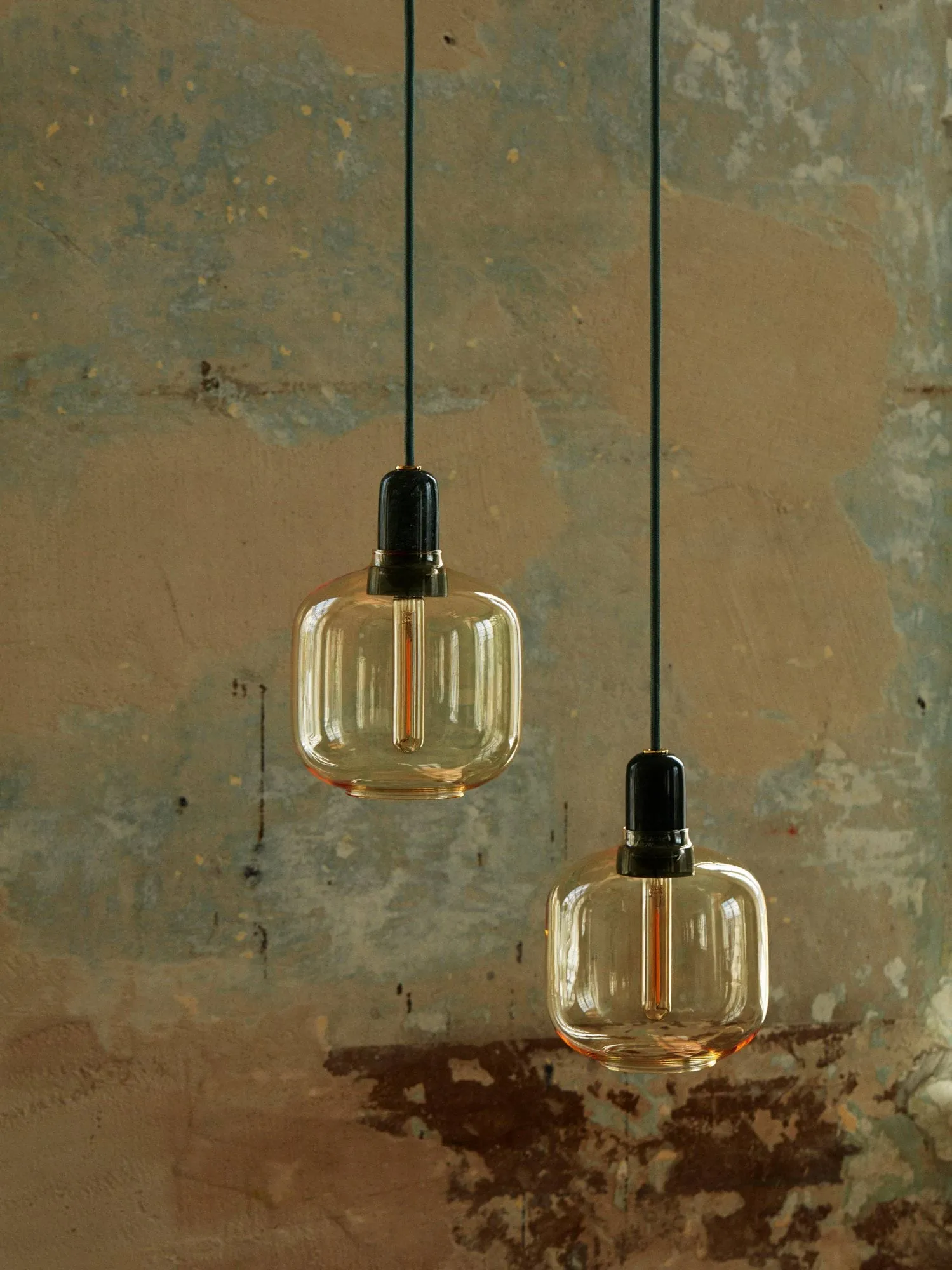 Lámpara de techo Amp S, oro-verde Normann Copenhagen