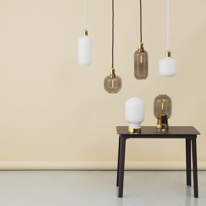 Lámpara de techo Amp S, Smoke-latón Normann Copenhagen